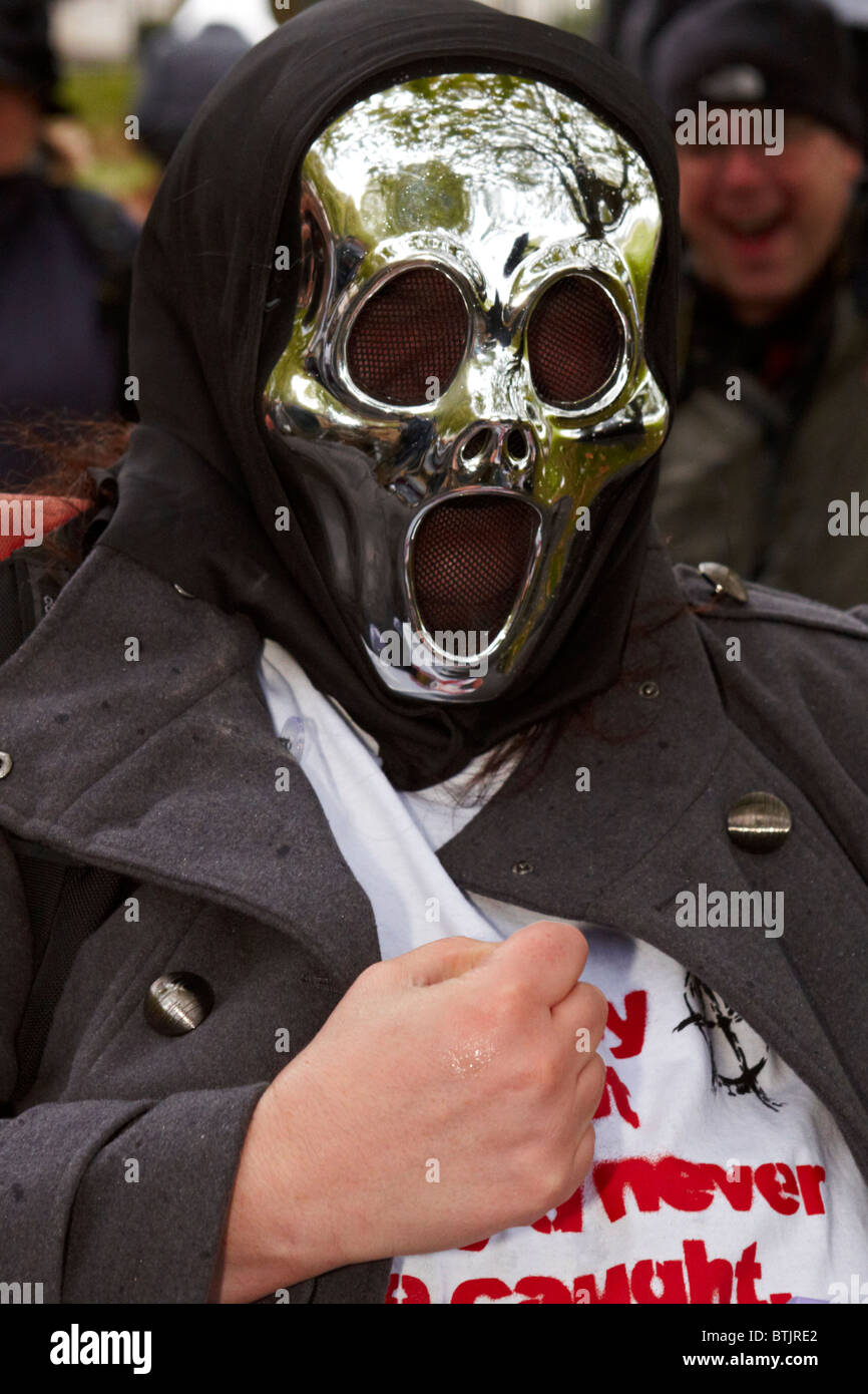 Londra, Regno Unito. Un manifestante indossando un 'Scream' maschera e  tenendo il coltello durante una 'Mad orgoglio' rally contro i tagli al  welfare Foto stock - Alamy