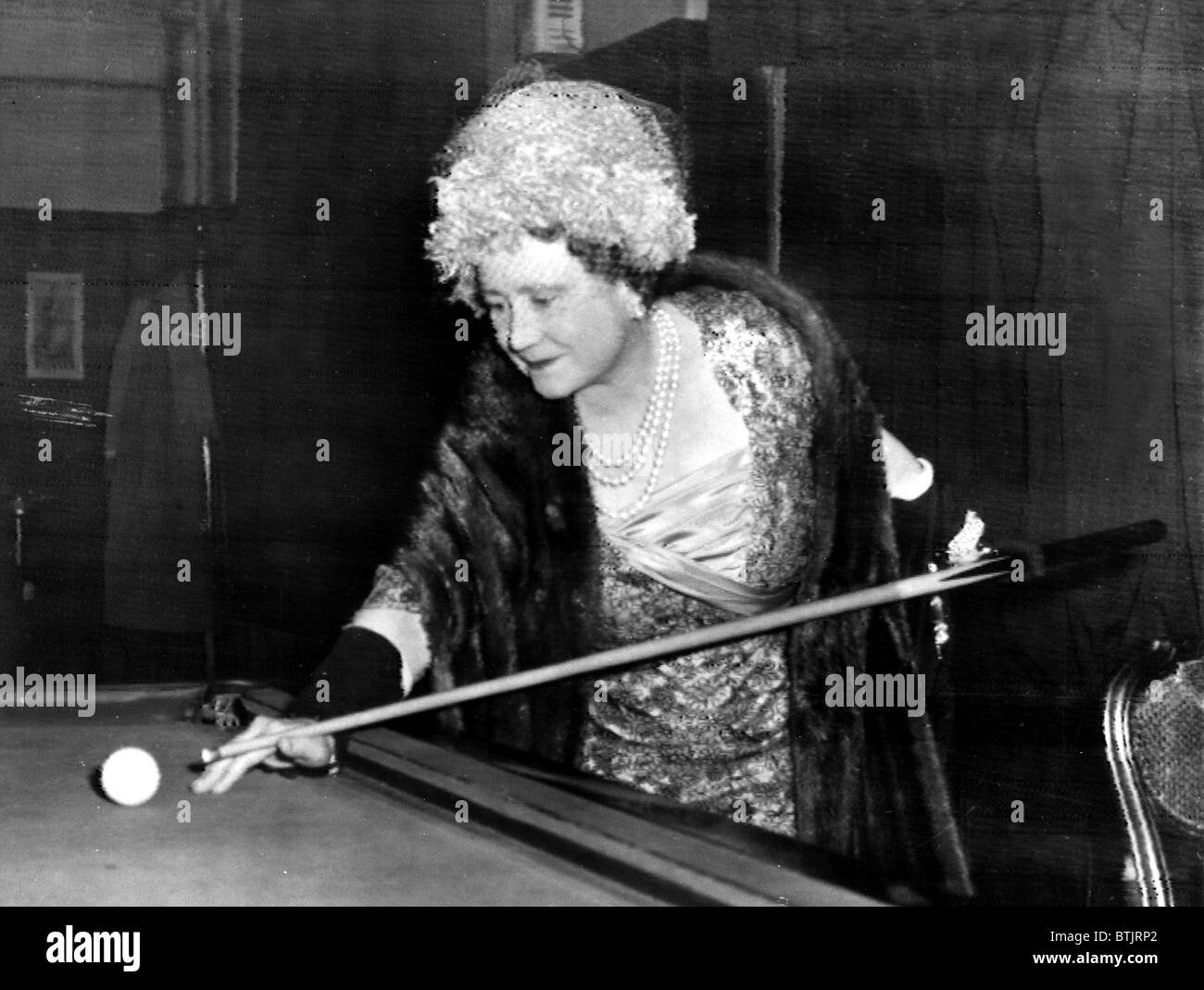 La regina madre, giocando a biliardo a Londra, Fleet Street Press Club Bar, 2 marzo 1961 Foto Stock
