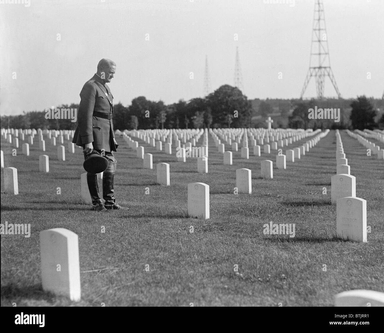 Il generale John 'Black Jack' Pershing (1860-1948) in piedi tra le tombe di guerra mondiale 1 morto presso il Cimitero Nazionale di Arlington, Maggio 1925 Foto Stock