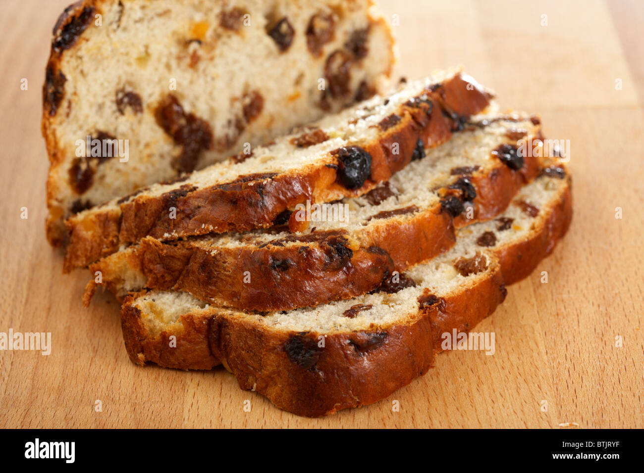 Affettato barmbrack irlandese il pane di frutta tradizionalmente realizzati intorno a Halloween e samhain Foto Stock