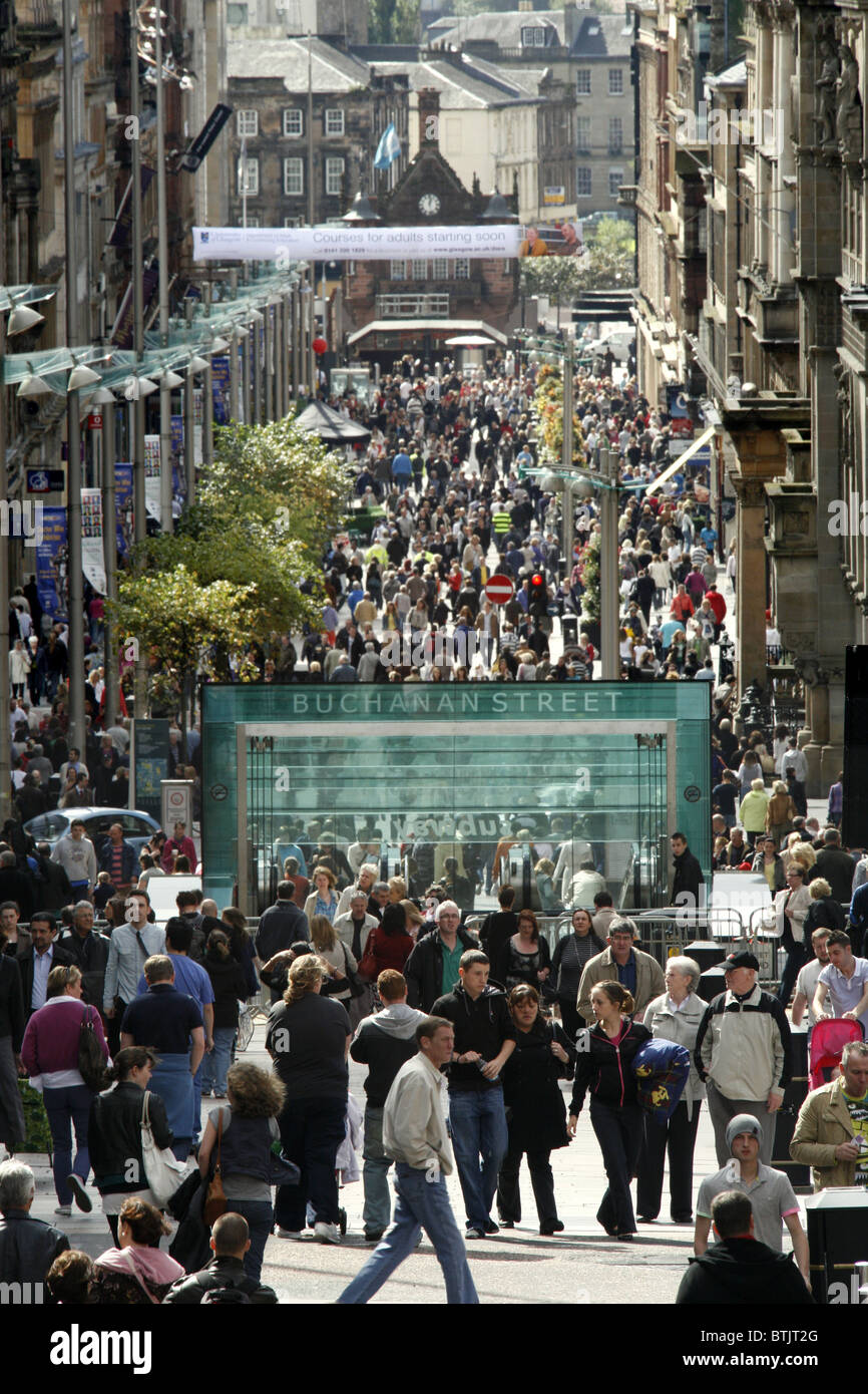 High Street Shoppers, Buchanan Street Subway Station, Buchanan Street, Glasgow, Scozia Foto Stock