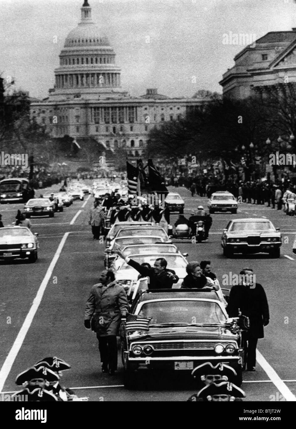 Stati Uniti Il presidente Richard Nixon e la First Lady Pat Nixon (in auto) durante la Parata inaugurale per il suo secondo mandato, Washington D.C., Foto Stock
