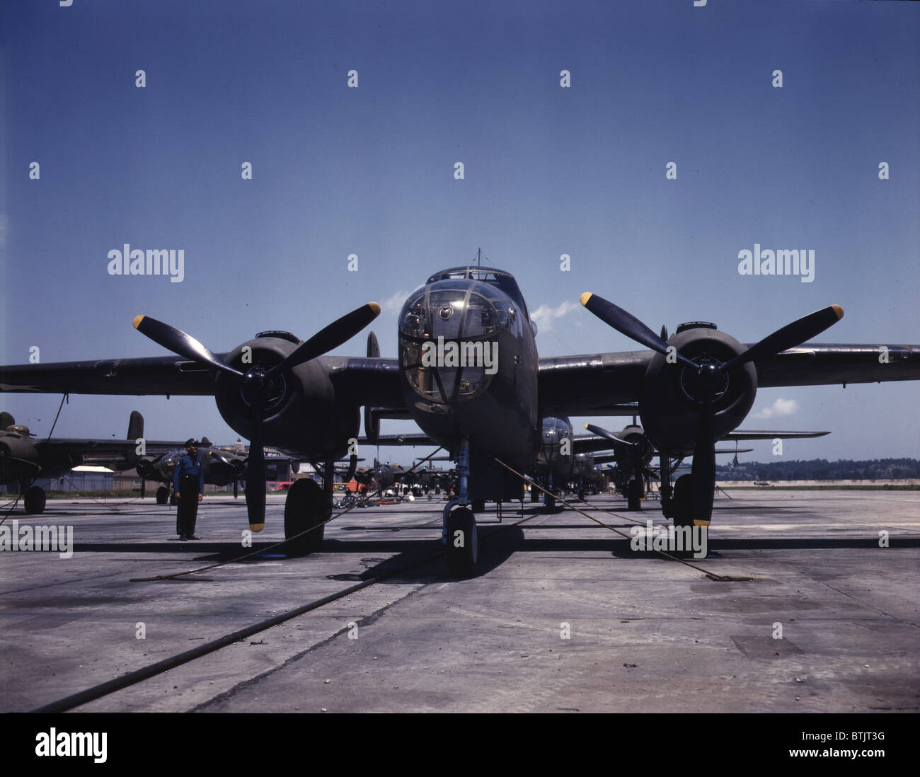 La II Guerra Mondiale, B-25 bombardiere piani all'aperto sulla linea di montaggio a Nord America Aviation Inc., pronto per il volo di prova, fotografia Foto Stock