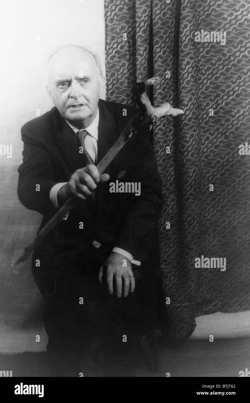 Padraic Colonna (1881-1972) tenendo un bastone, nel 1959 ritratto da Carl Van Vechten, ha scritto la poesia, romanzi, folklore, e libri per bambini con temi celtici. Foto Stock