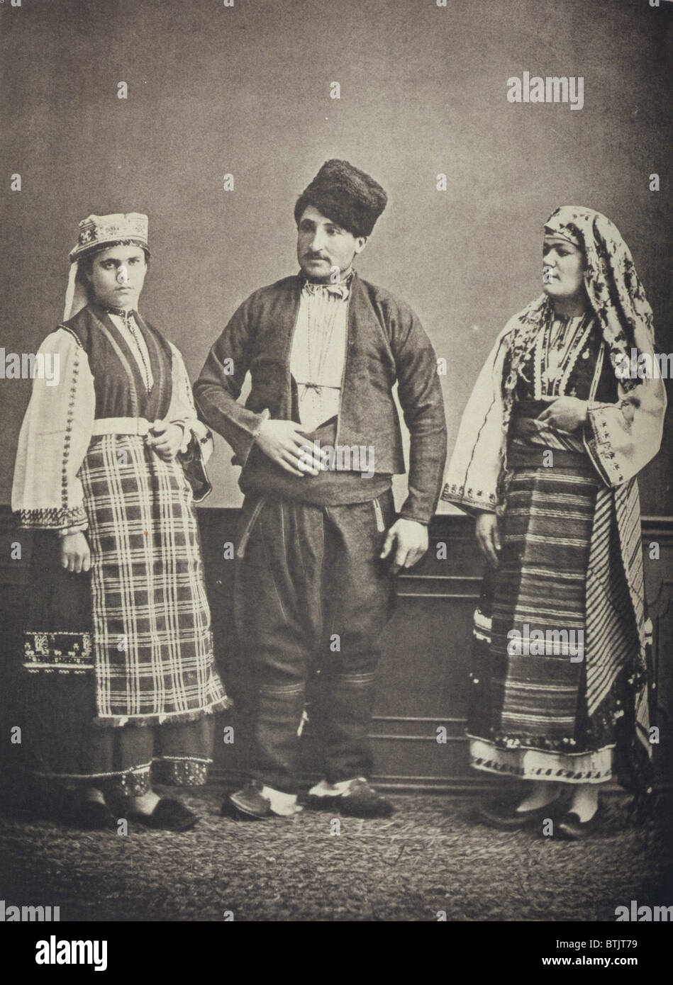 L'Impero Ottomano, ritratto in studio di modelli di indossare abbigliamento  tradizionale da Istanbul, donna bulgara di Ahi Tchelebi, greco contadina di  Manastir, greco contadino di Manastir, foto di Pascal Sebah, 1873 Foto