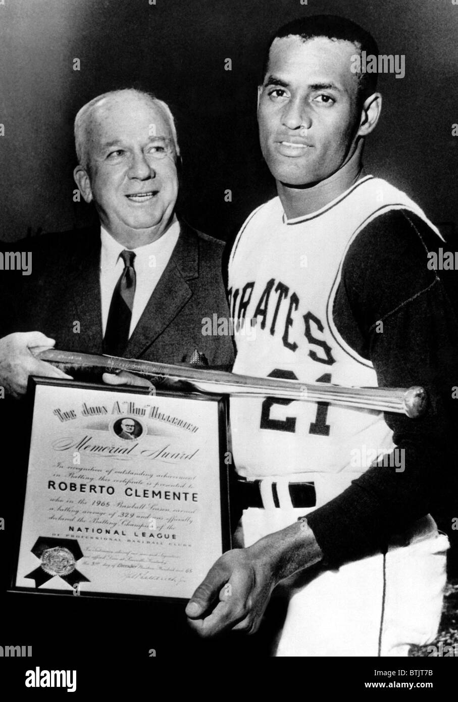 Lega nazionale Presidente Warren Giles presenta batting champion Roberto Clemente dei pirati di Pittsburgh con un argento bat aw Foto Stock