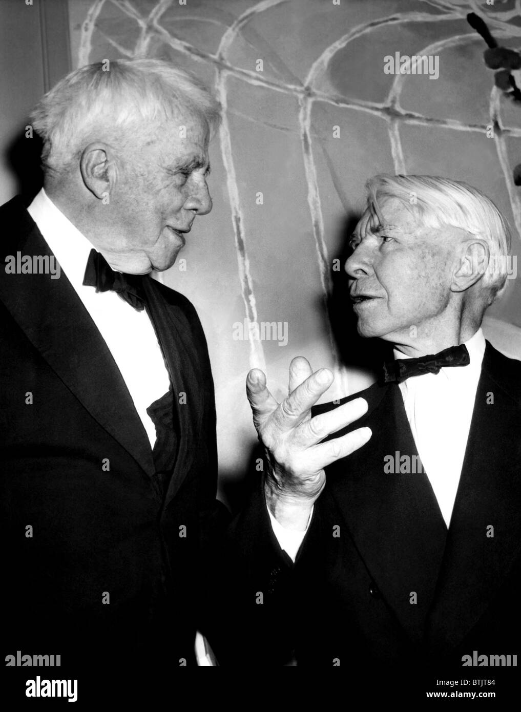 Poeti Robert Frost e auto Sandburg avente un converstaion presso il Giubileo d'Argento la cena delle edizioni limitate Prenota Club presso il Foto Stock