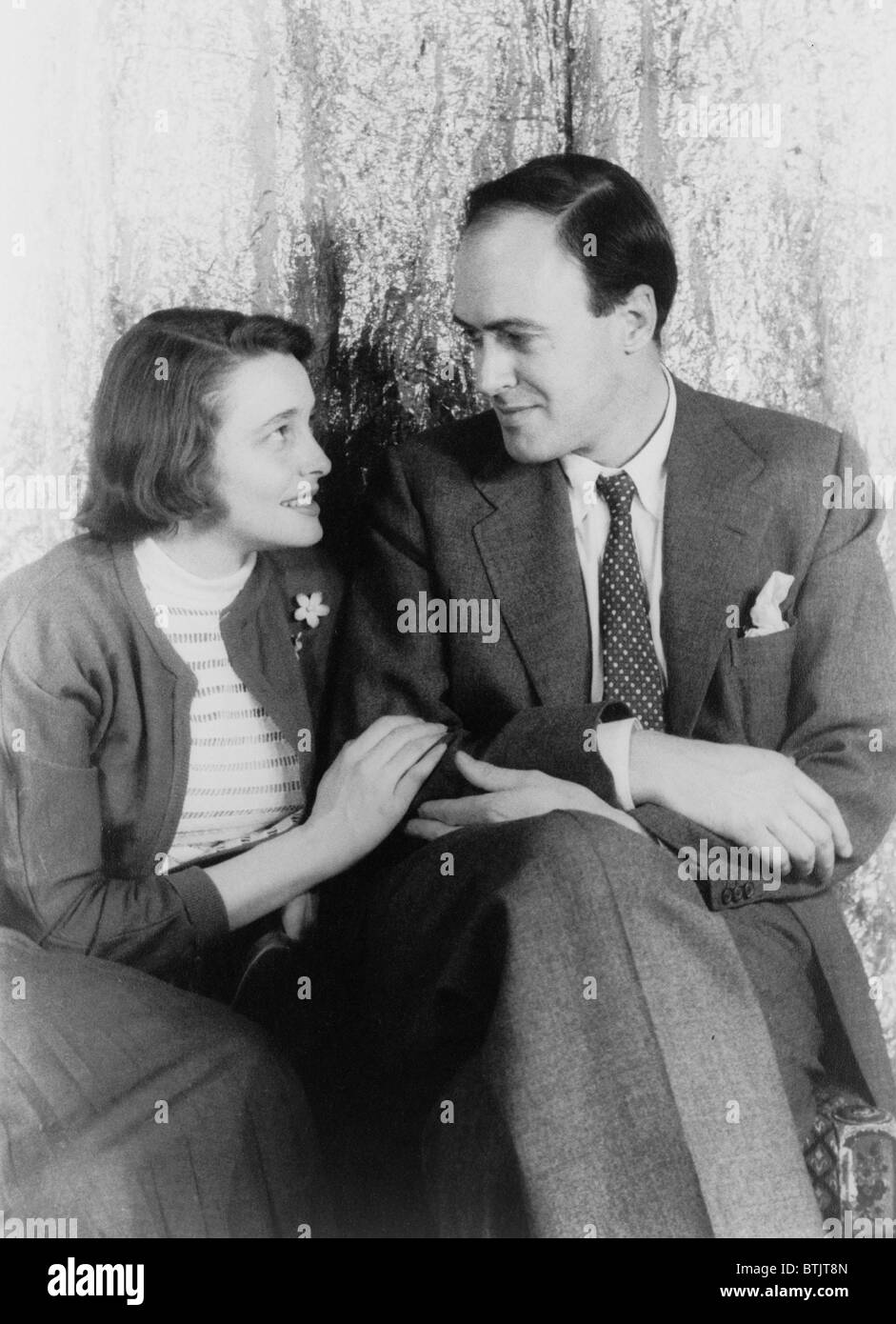 Roald Dahl (1916-1990), autore britannico con la moglie, attrice Patricia Neal (b. 1926) nel 1954 ritratto da Carl Van Vechten. Foto Stock