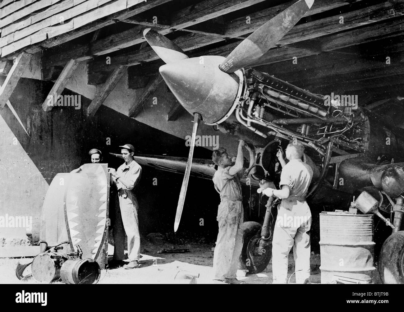 La II guerra mondiale, gli equipaggi di terra di American Air Forces mantenere i motori sintonizzato per il Flying Tigers. Corporals J.B. Sir Alfred Hitchcock, R.W. Berlansky, C.E. Lehman e il sergente C.E. Hoffman revisione di un P-40 dopo un volo, circa 1942. Foto Stock
