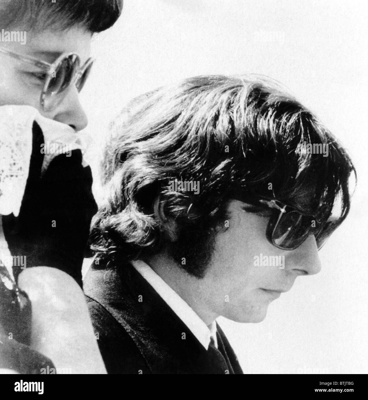 Lucidare il regista Roman Polanski (a destra), lasciando alle esequie di sua moglie assassinata, Sharon Tate, California, 13 agosto 1969. Foto Stock