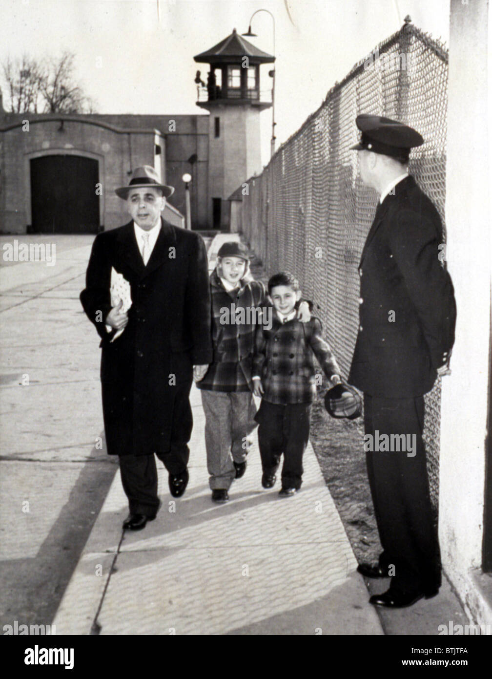 Michael & Robert Rosenberg (successivamente Meeropol) visita i loro genitori a cantare cantare con Emmanuel Bloch, 2/14/53 Foto Stock