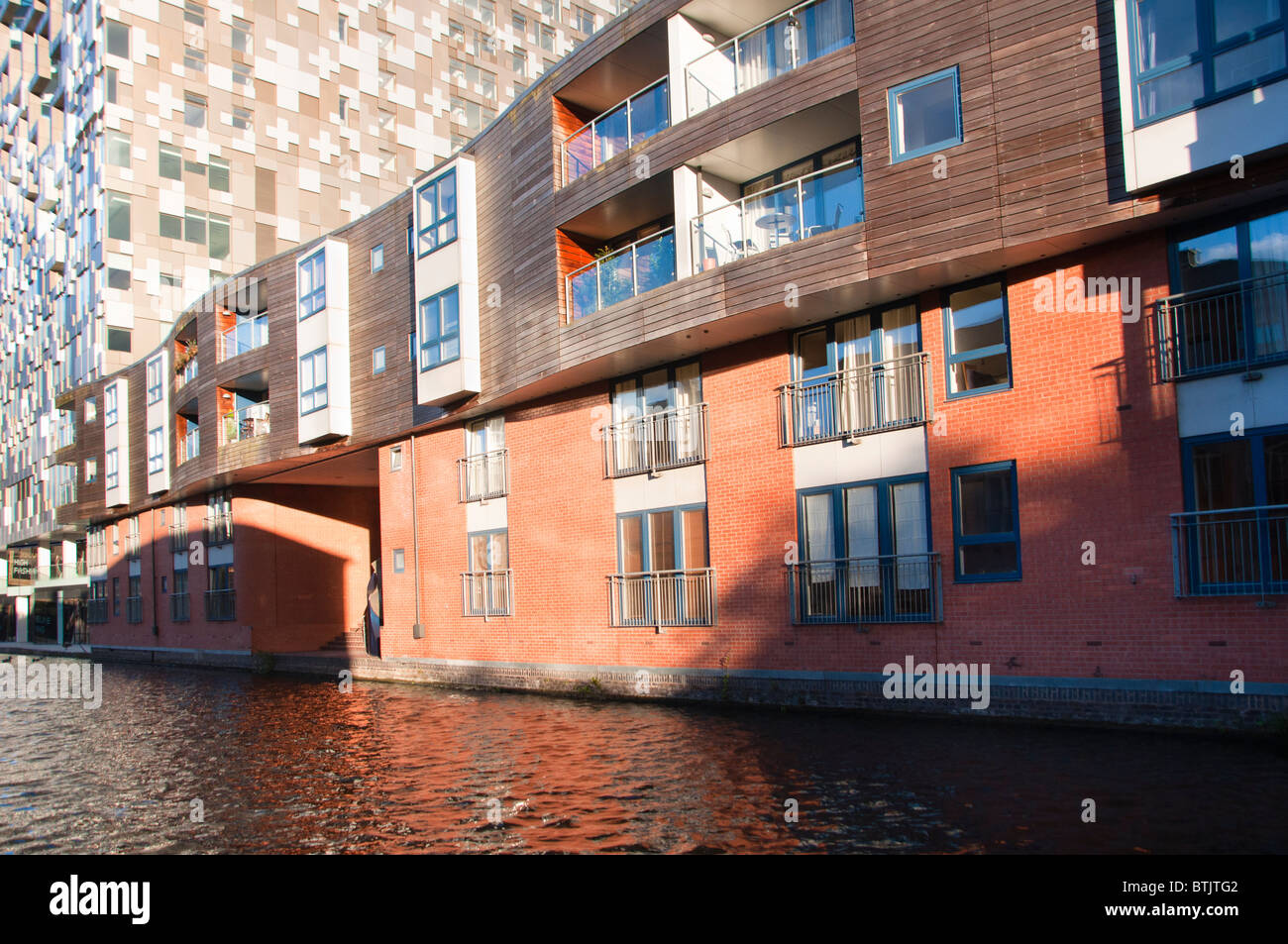 Appartamenti sul canale accanto al nuovo 'cubo' edificio in Birmingham, Regno Unito Foto Stock