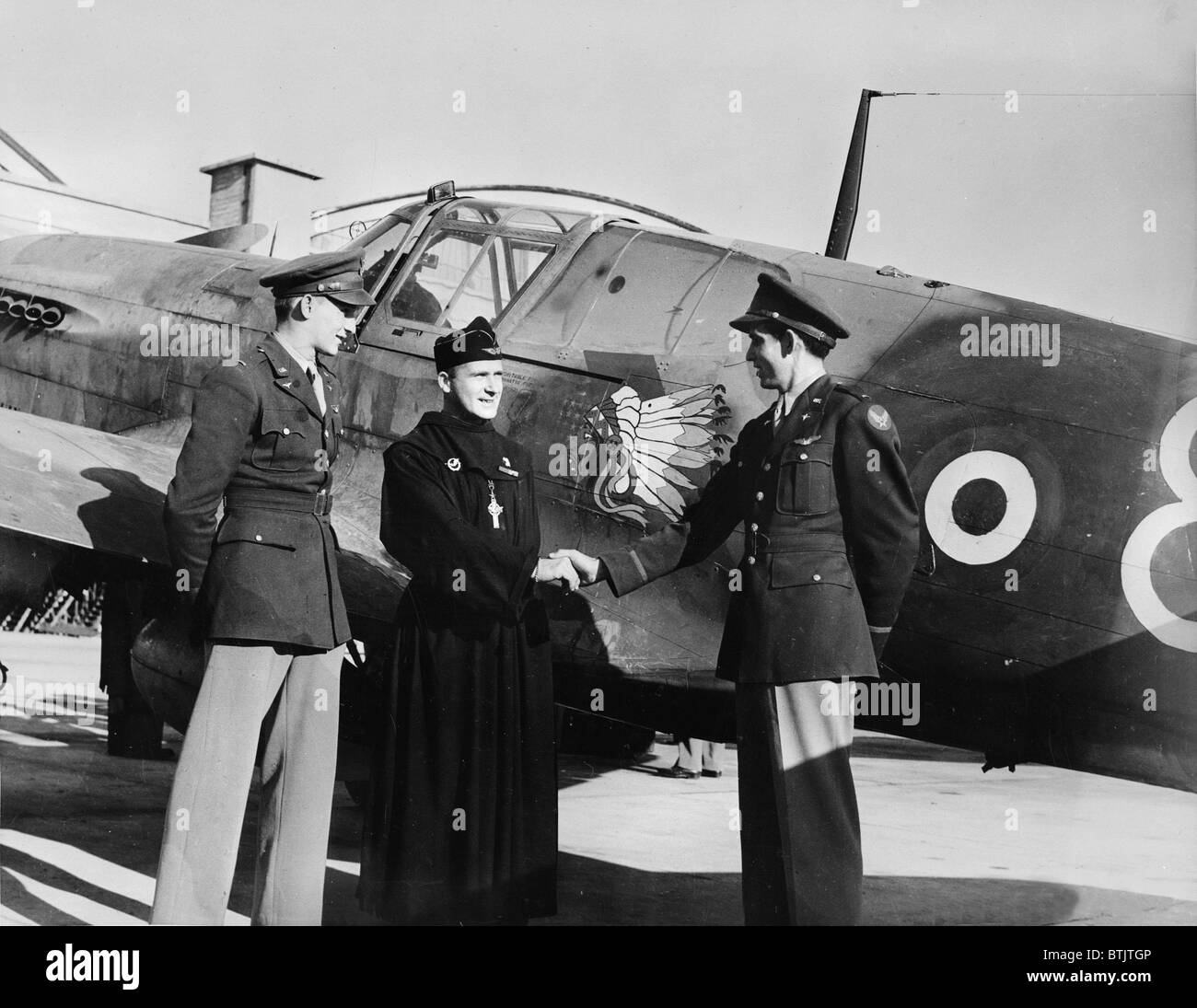 La II Guerra Mondiale, il Tenente Hal C. Tunnell, introducendo il Reverendo R. P. Bougerol, cappellano dell'Lafayette Escadrille, tenente J. J. Ketcher, circa 1940-1946. Foto Stock