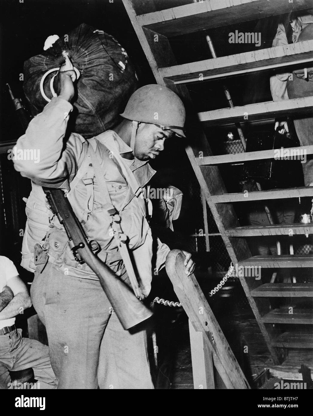 II Guerra Mondiale Africana di soldato americano che trasportano il sacco e il fucile, circa 1940-1946. Foto Stock