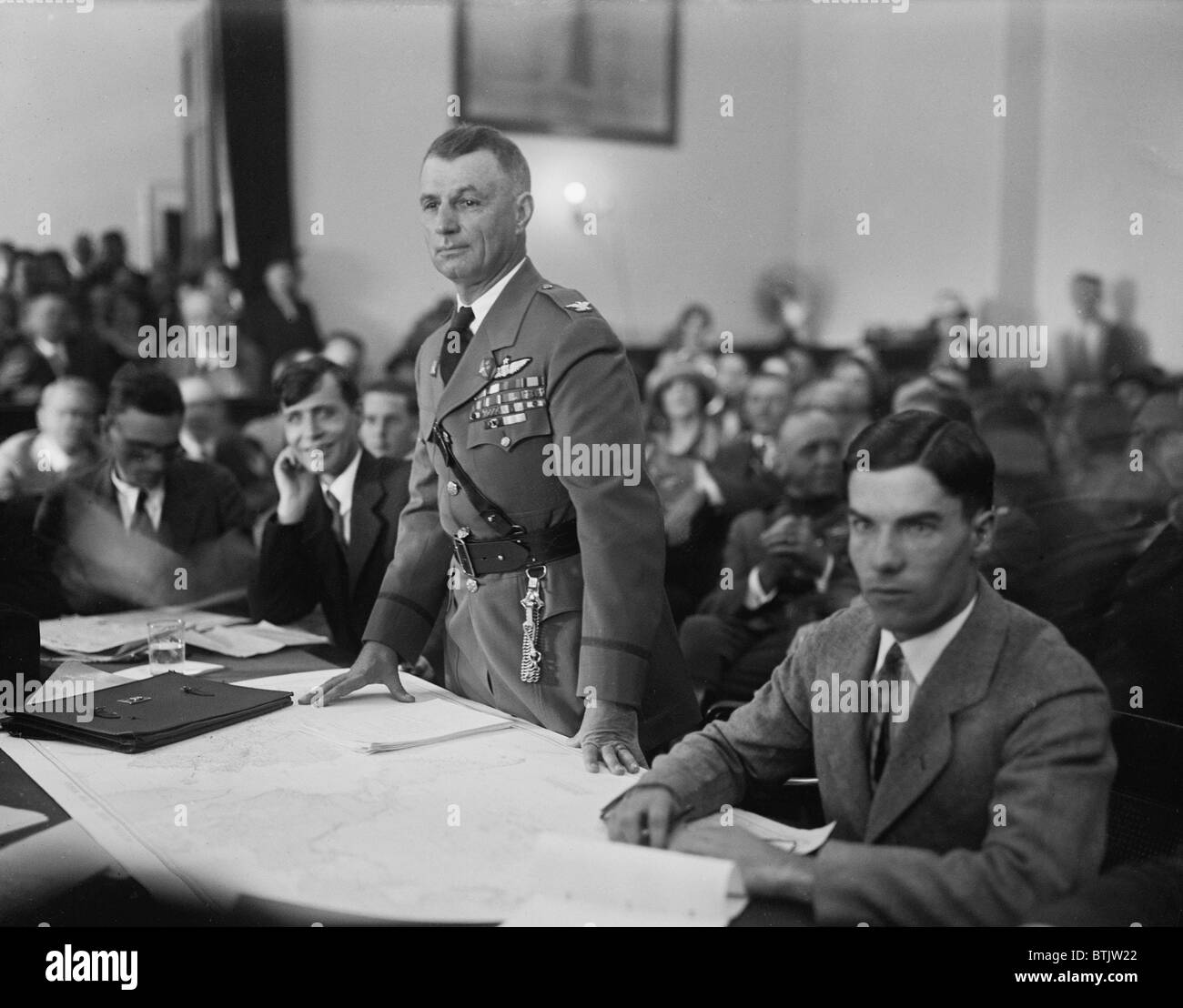 Il colonnello Billy Mitchell durante il suo settembre 1925 era Maresciallo di corte per 'insubordinazione,' in particolare per il suo fuori parlato critica della US Army per sotto-stima del potenziale militare di alimentazione dell'aria. WW2 dimostrato Mitchell a destra. Foto Stock