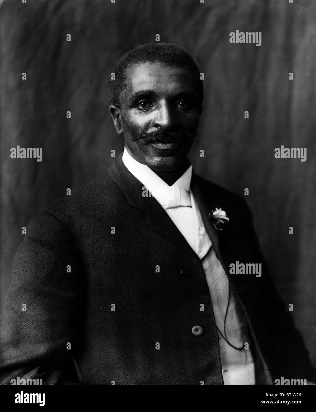 George Washington Carver (1864-1943) scienziato, ha ricevuto la sua laurea di I grado all'età di 32, e entrato a far parte della facoltà di Tuskegee Institute, dove la sua ricerca ha sviluppato nuovi prodotti per le arachidi, patate dolci e fagioli di soia. Foto Stock