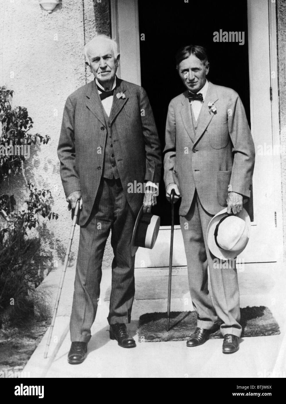 Thomas Edison e Harvey Firestone presso Firestone's Miami Beach Florida casa, aprile 1928. Cortesia archivi CSU/Everett Collection Foto Stock