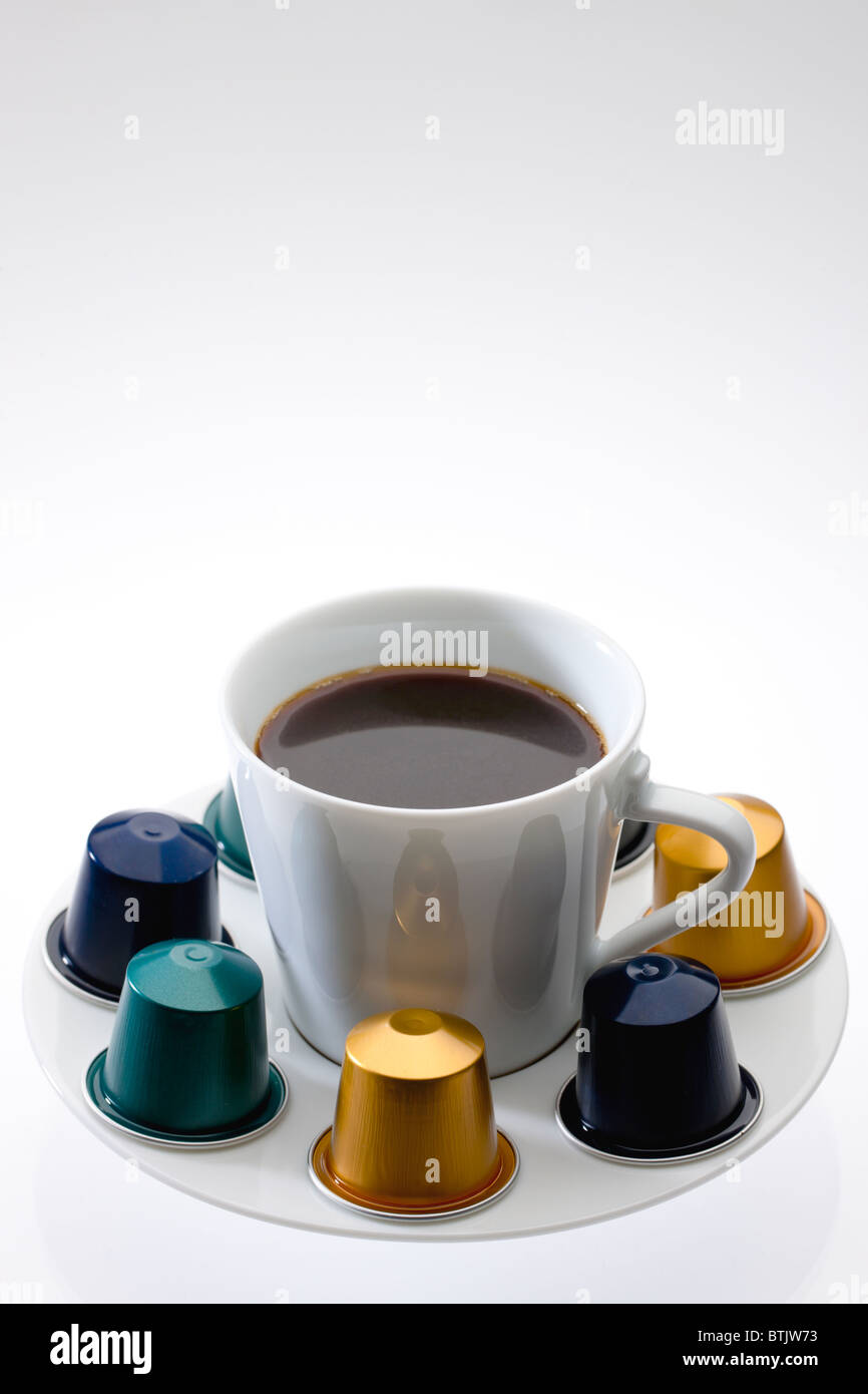 Bicchiere di fresco fatto il caffè e le capsule di caffè Foto Stock