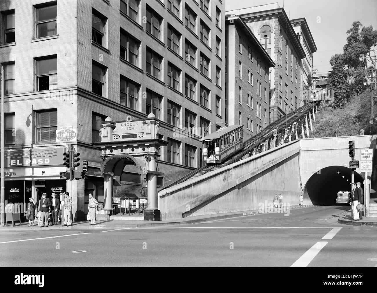 Los Angeles, 'volo degli Angeli", l'ultimo cavo rimanente stazione nella città di Los Angeles. È significativo sia perché di questo e a causa della sua natura come un punto di riferimento, designato a tal fine con il patrimonio culturale consiglio di Los Angeles. Costruito ca 1901, terzo & Hill strade, California, fotografia da Jack E. Boucher, circa sessanta. Foto Stock