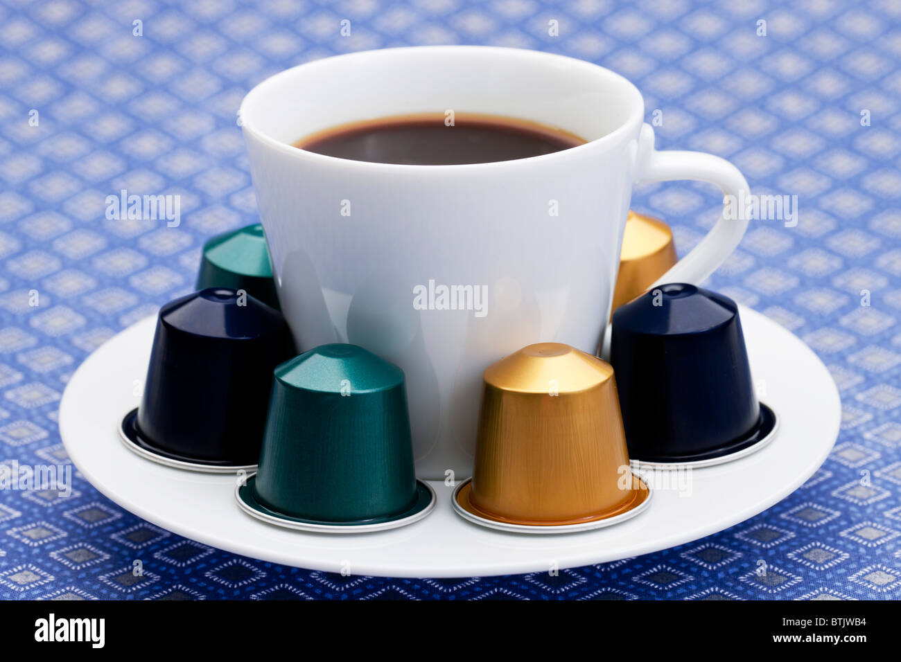 Bicchiere di fresco fatto il caffè e le capsule di caffè Foto Stock
