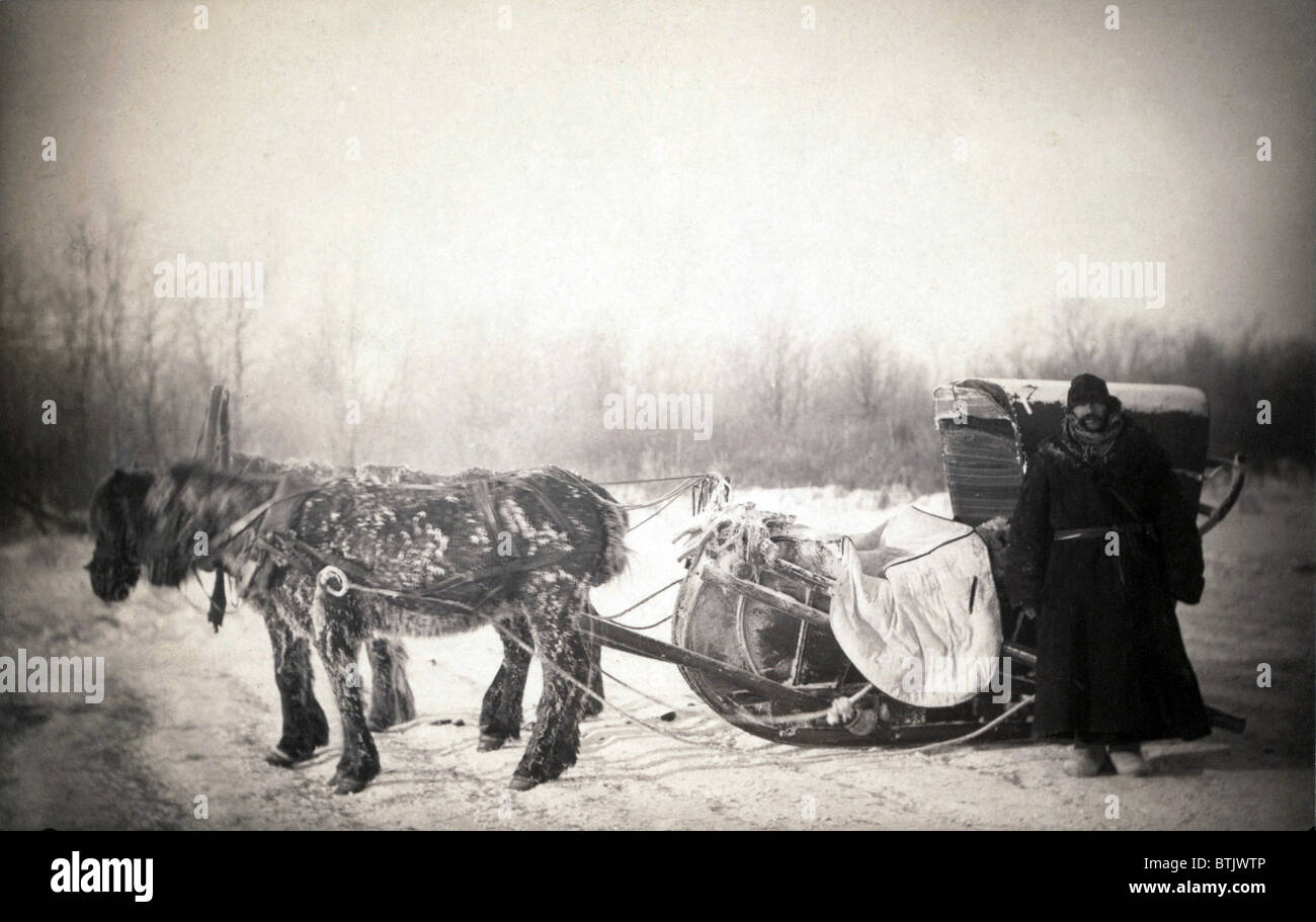 George Kennan (1845-1924), scrittore americano, in pellicce accanto a un distacco siberiano slitta in una fredda mattina. Il giornalista americano ha pubblicato "Iberia e l esilio Sistema", in 1891 Foto Stock