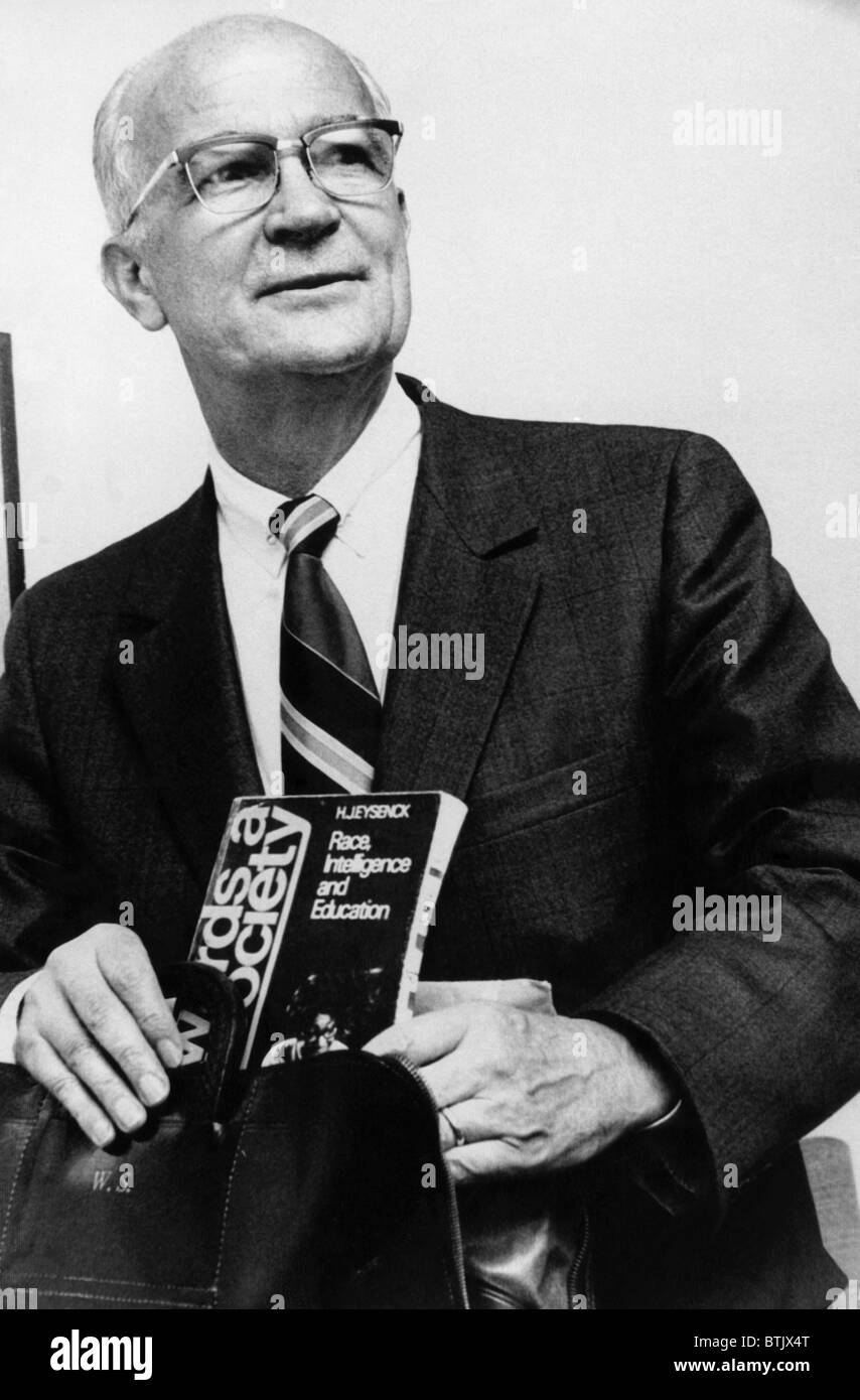 Fisico e inventore William Shockley, (1910-1989), azienda Hans Eysenck il libro "razza, intelligenza e l'istruzione", una sorgente Foto Stock