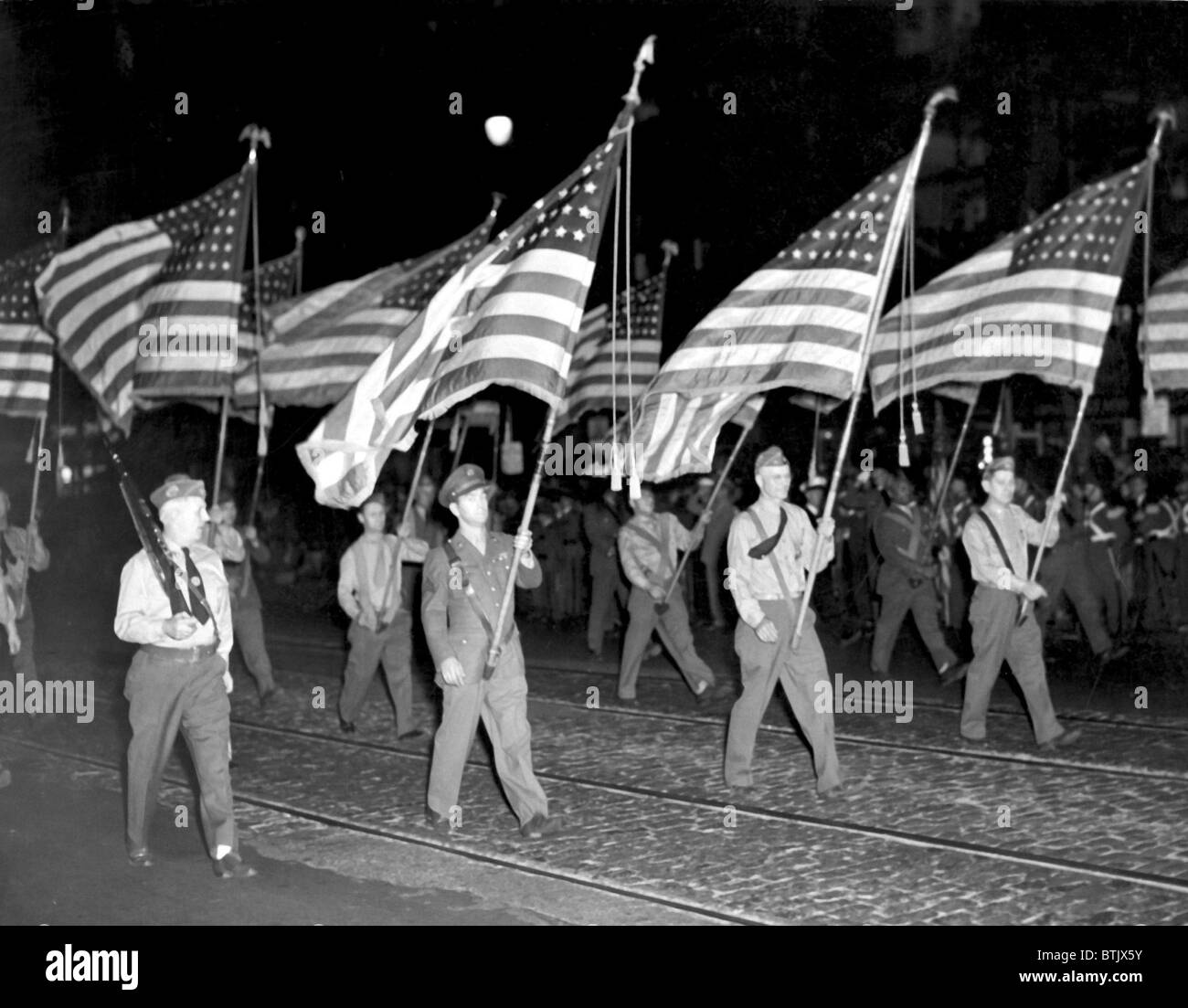 La II GUERRA MONDIALE, WW1 e WW2 di veterani di guerra e i soldati di marzo nella vittoria parade, Sett. 1945 Foto Stock