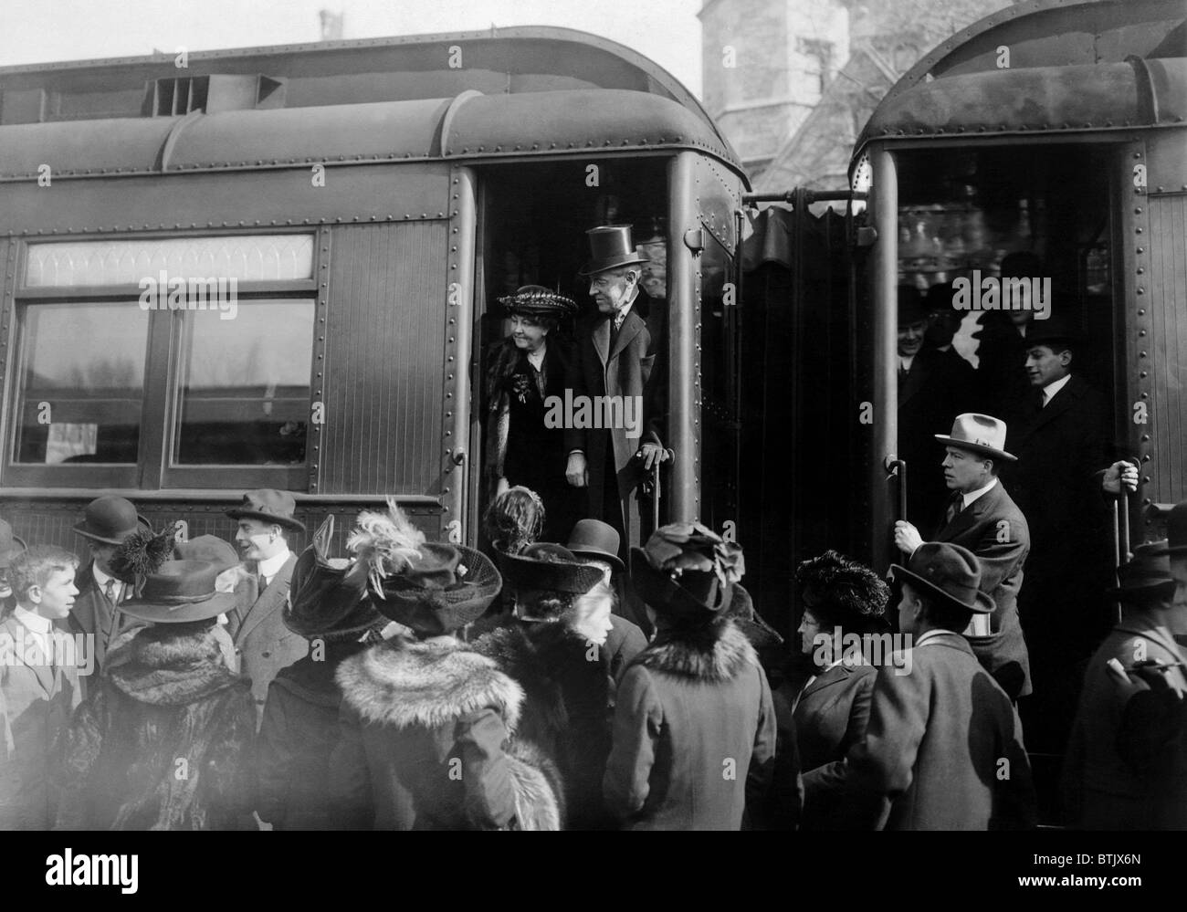 Presidente eletto Woodrow Wilson, circondato da Princeton gli universitari, di salire a bordo di un treno a Washington D.C., Princeto Foto Stock