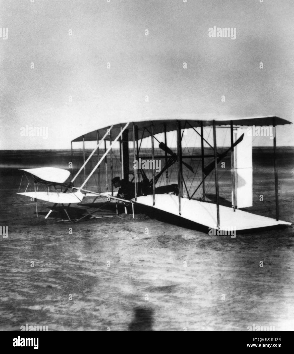 I fratelli Wright' primo tentativo di volo a. Wilbur Wright si siede a comandi kill Devil Hills, North Carolina, Dece Foto Stock