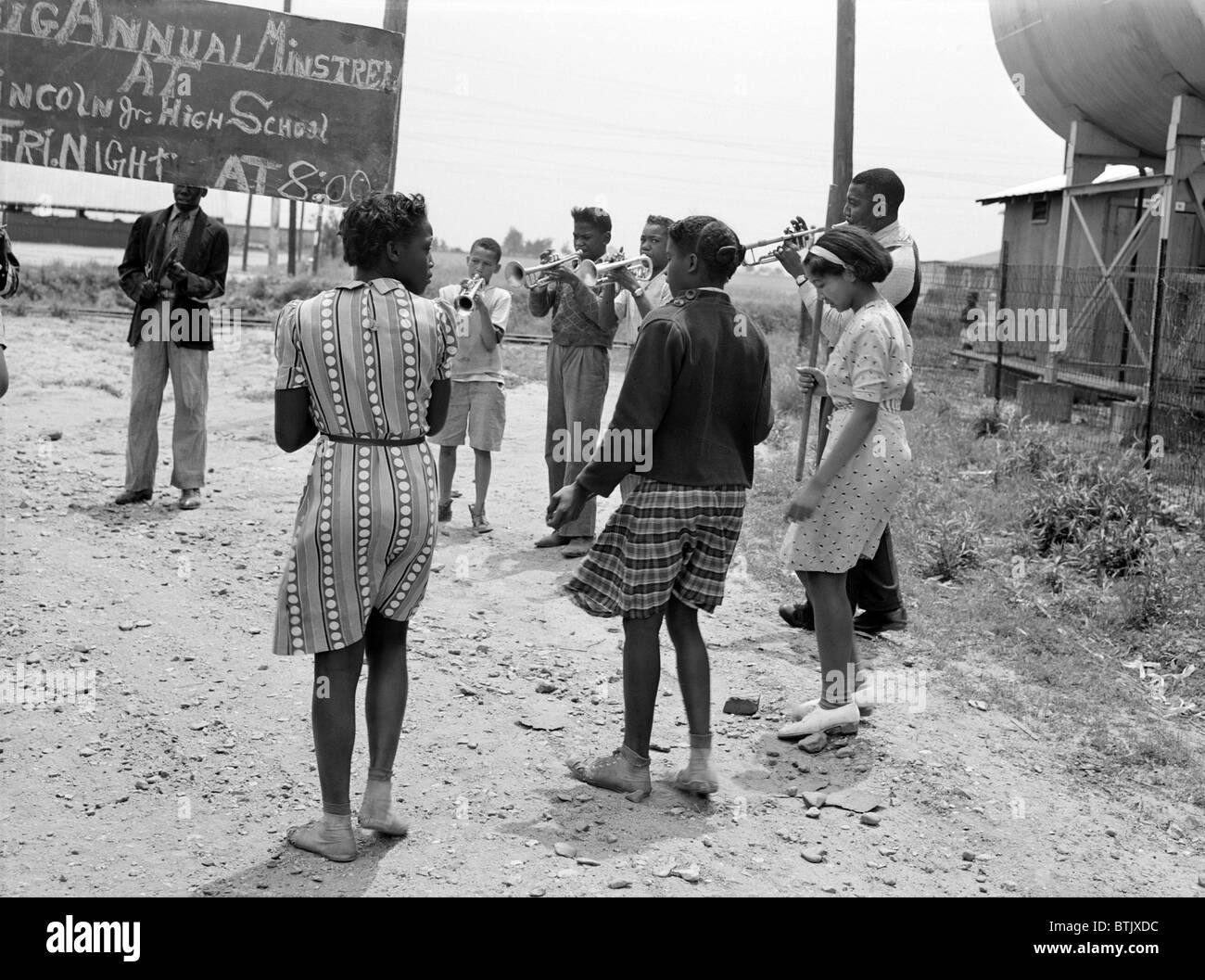 High school jazz band, African American teeneagers dancing e la riproduzione di musica, Sikeston, Missouri, fotografia di John Vachon, maggio 1940. Foto Stock