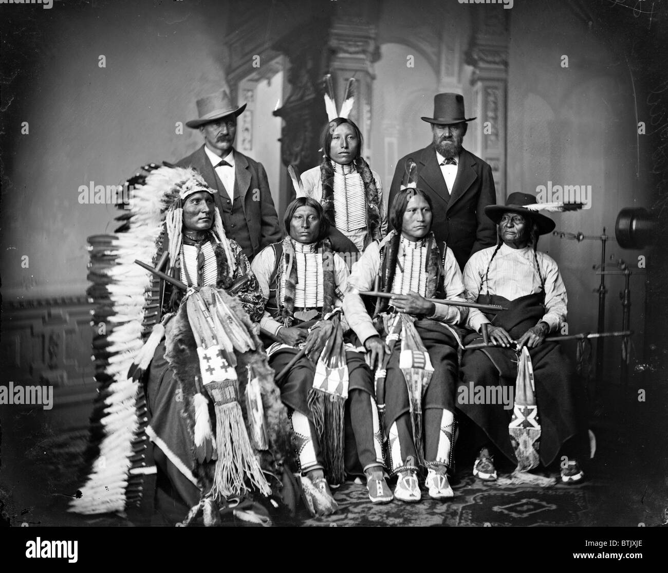 I Nativi Americani, Indiani Sioux, back permanente: Joe Merrivale, giovani macchiato di coda, Antoine Janis, primi tre seduti: toccare le nuvole, piccolo grande uomo, Nero Cool, fotografia di George E. Hyde, Omaha, Nebraska, fotografia circa 1865-1880. Foto Stock