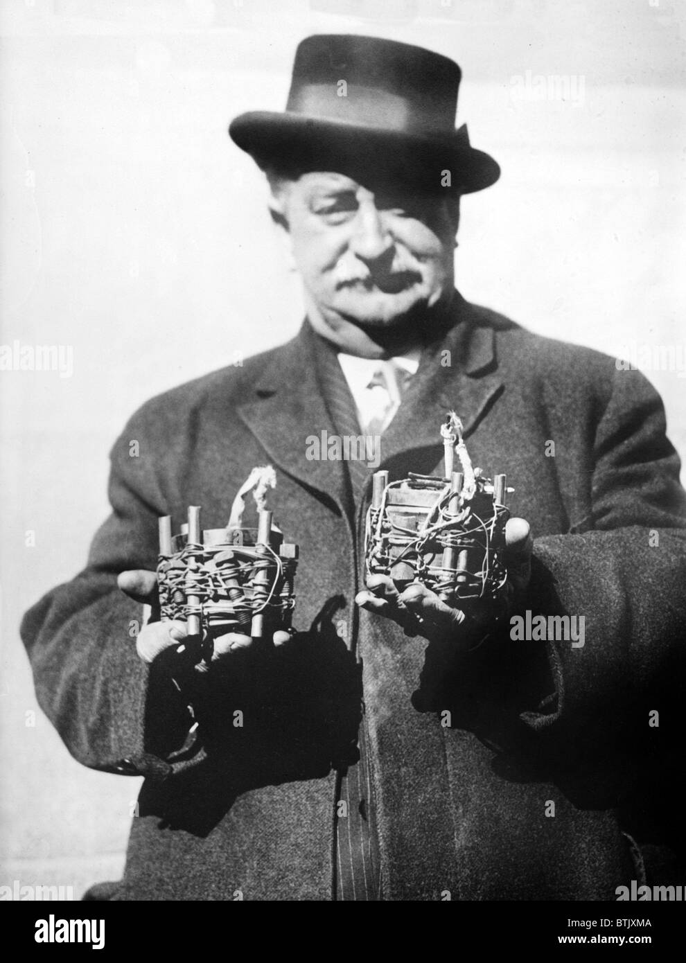 New York City Fire Department Inspector Owen Eagan (1857-1920) e bombe. Eagan era famoso per disinnescare oltre 7.000 bombe anarchico durante la sua lunga carriera. 1919 Foto Stock