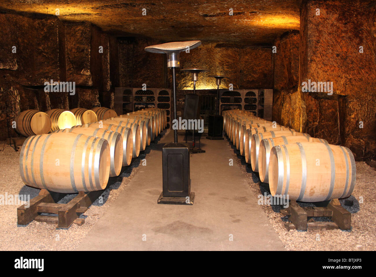 In legno barili di vino in una cantina di vini Foto Stock