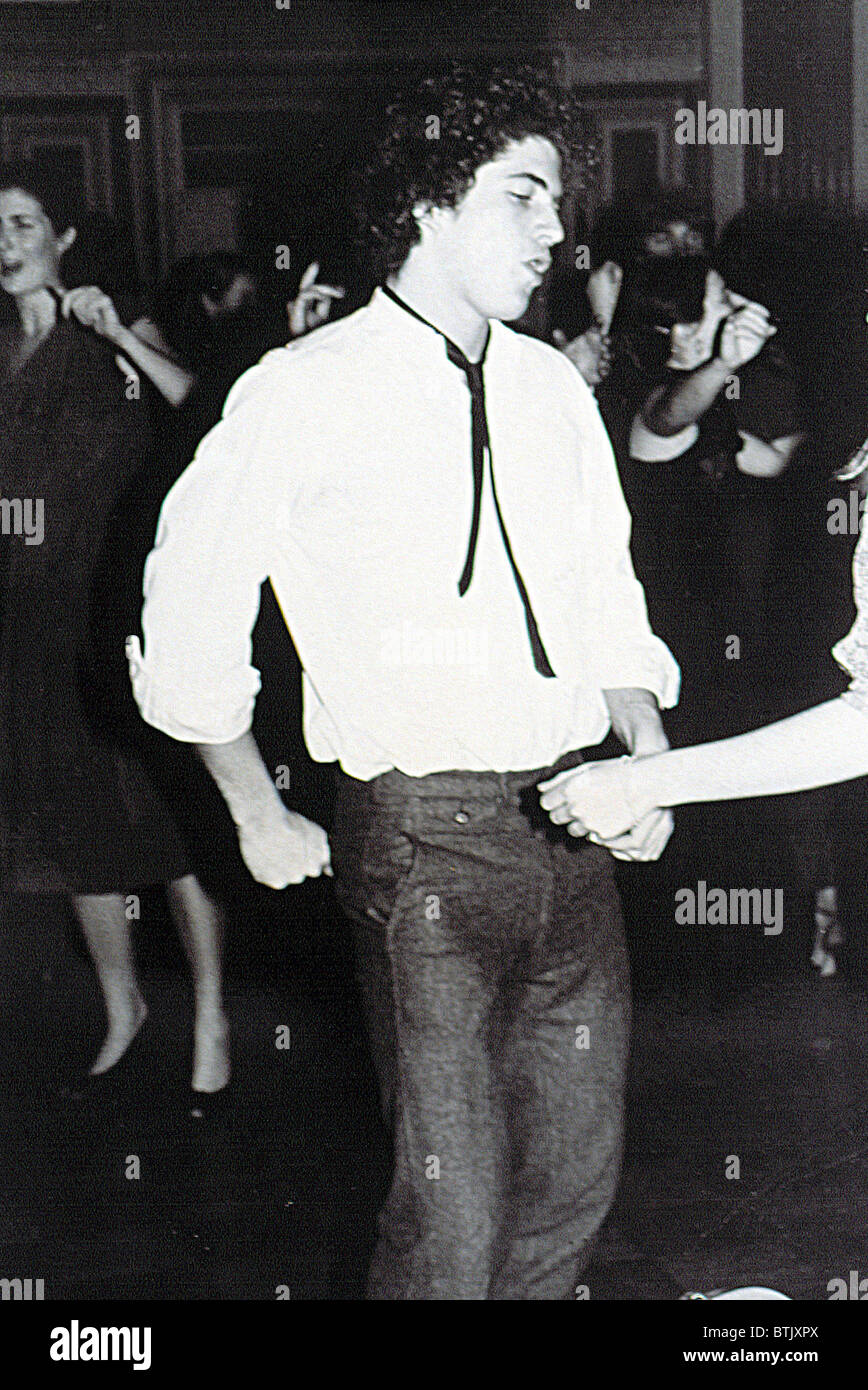 JOHN F. Kennedy Jr., ballando con Sally Munroe a riti propiziatori della primavera, 1981 Foto Stock