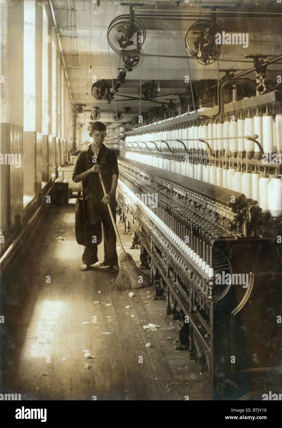 Un mulino Tessile operaio, Re Filippo sala spinning, spazzatrice e pulitore Adelaid Levesque, Fall River, Massachusetts, fotografia di Lewis Wickes Hine, 21 giugno 1916. Foto Stock