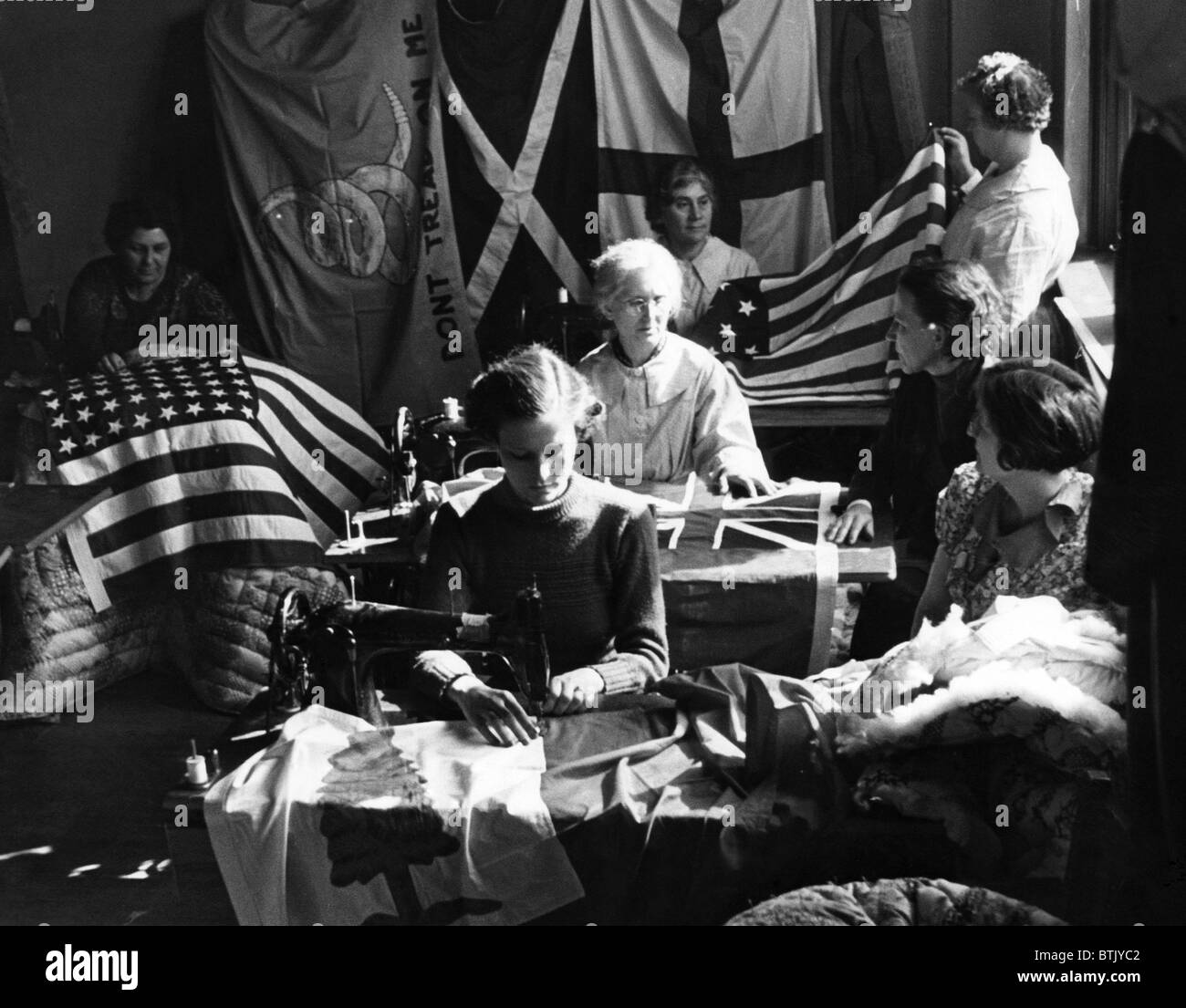Evoluzione della bandiera americana come dimostrato in stoffa da parte dei membri di una florida WPA progetto di cucitura. 1937. La cortesia: CSU Arch Foto Stock