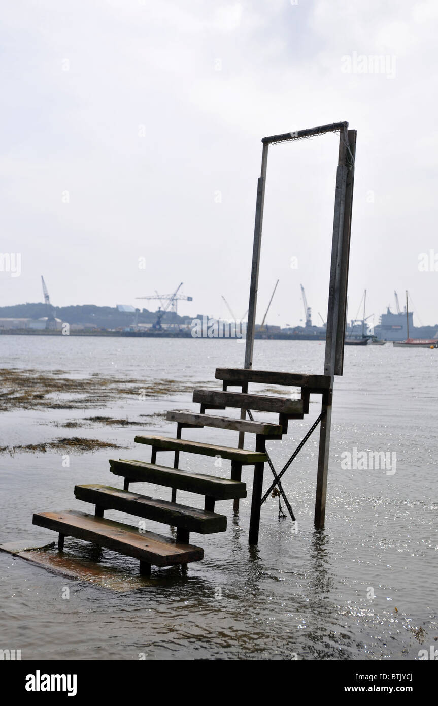 Fasi e un telaio della porta che conduce al nulla ma il mare Foto Stock