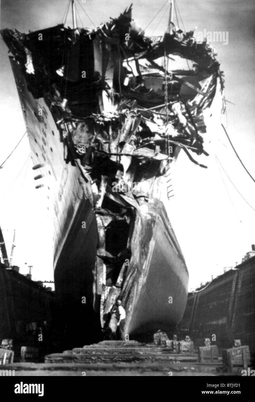 Andrea Doria disastro. Questa vista di testa di il resto mangled di prua dello svedese ocean liner Stoccolma, come esso poggia in Foto Stock
