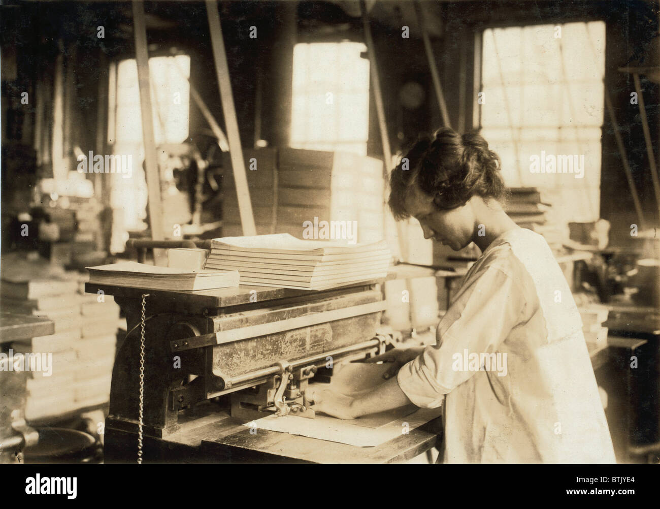 Il lavoro minorile, 15-enne ragazza fogli di punzonatura, Boston scheda Azienda, Boston, Massachusetts, Massachusetts, fotografia di Lewis Wickes Hine, 31 gennaio 1917. Foto Stock