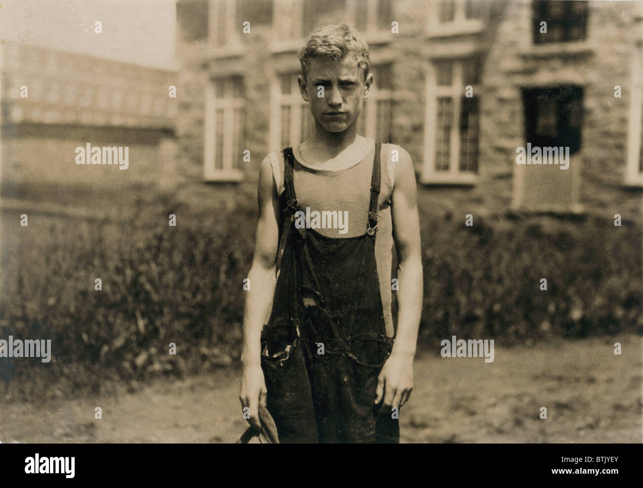 Ritratto di un cilindro scaricatore, Mariana Viera, di 101 Columbia Street, dice egli ottiene $7.74 a settimana, Fall River, Massachusetts, fotografia di Foto Stock