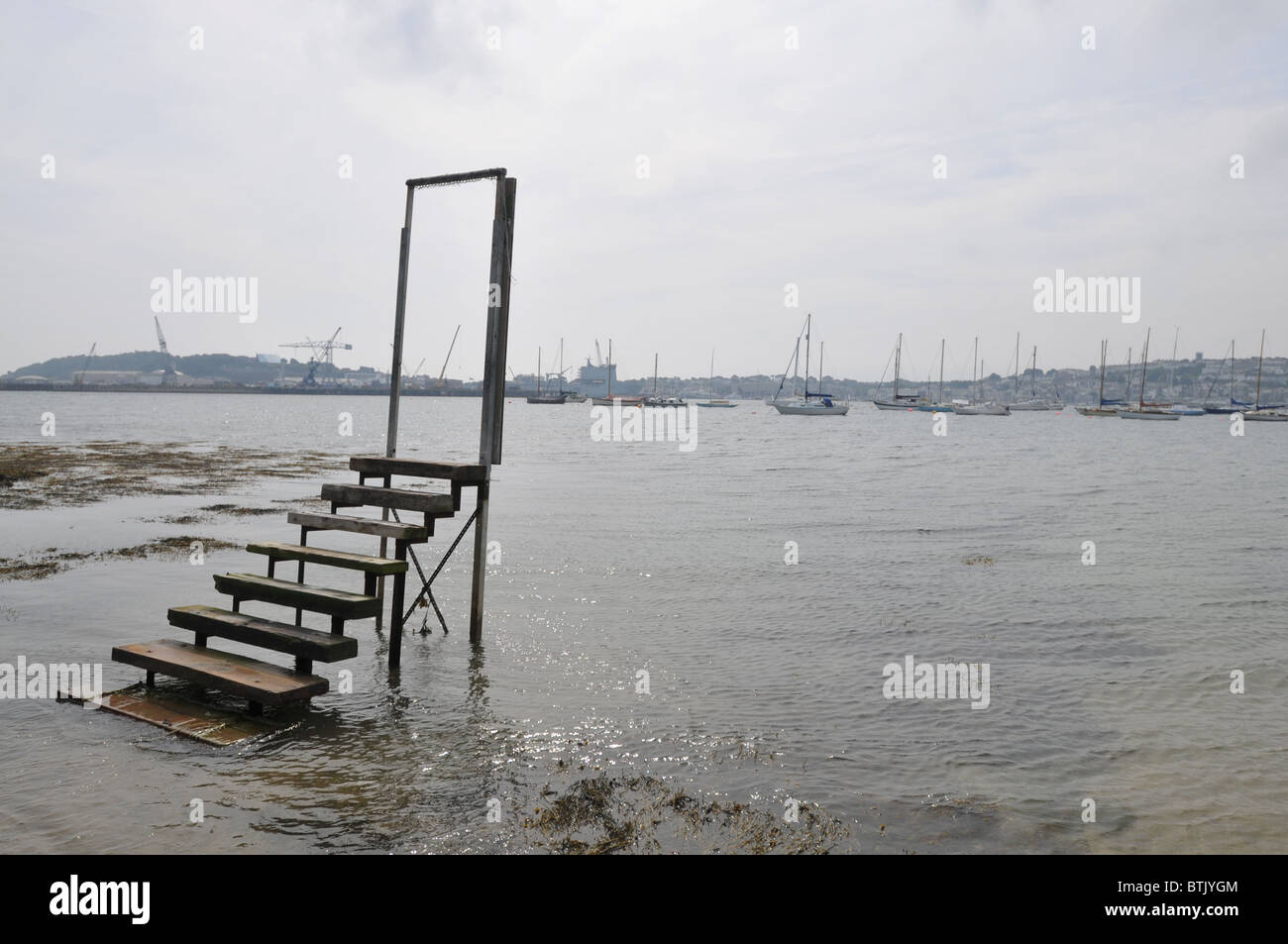 Fasi e un telaio della porta che conduce al nulla ma il mare Foto Stock
