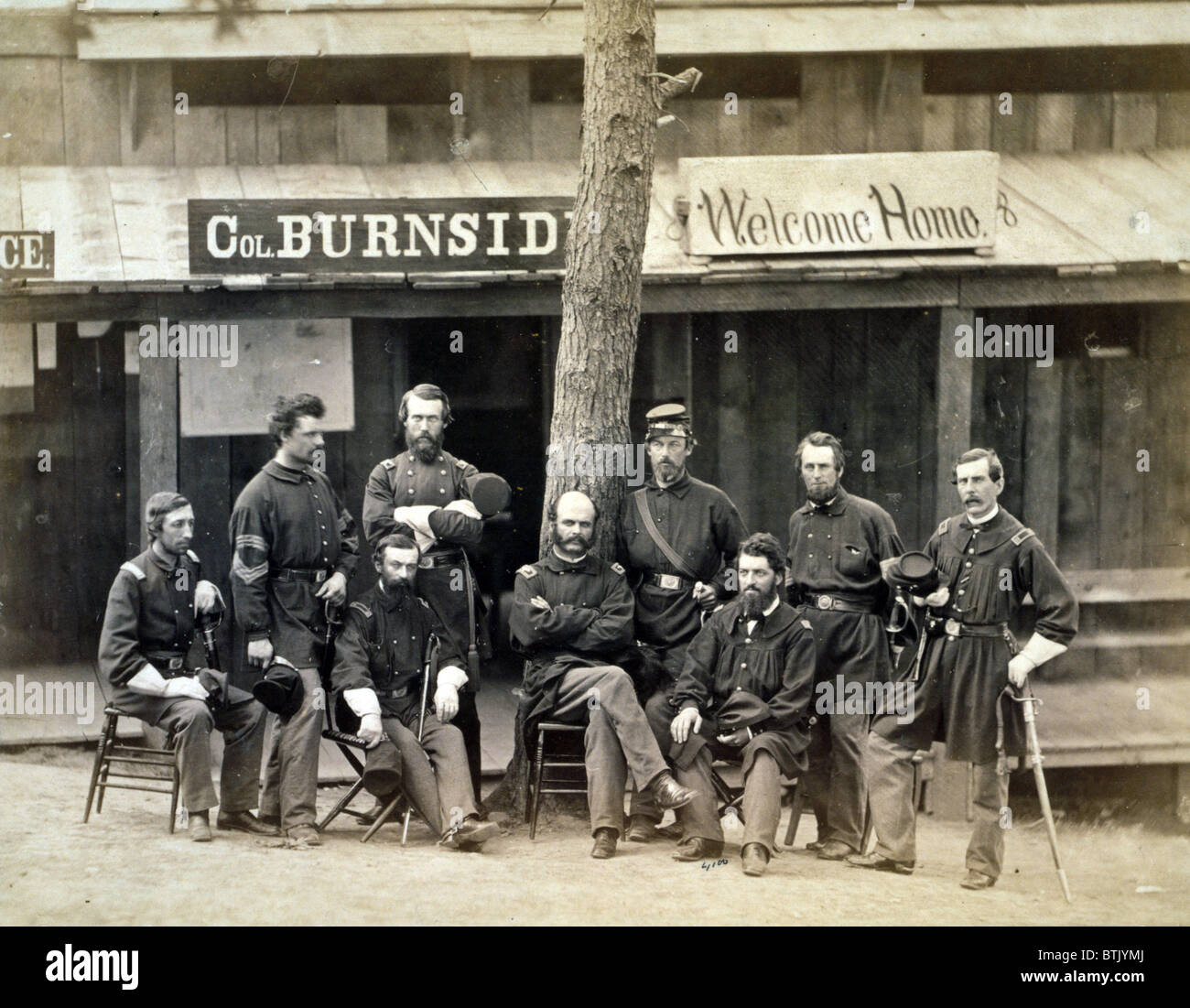 La guerra civile. Ambrogio Everett Burnside con otto ufficiali del lst Rhode Island volontari nella parte anteriore dell'edificio, con segno a leggere 'Col. Burnside benvenuti home ". Camp Sprague, Distretto di Columbia, 1861 Foto Stock