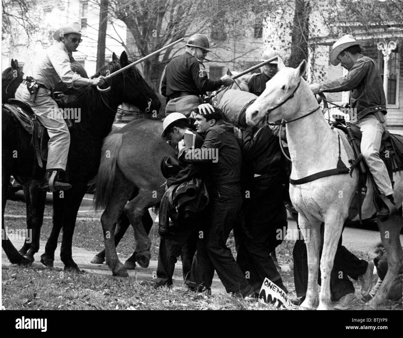 Membro Troopers & possemen carica in manifestanti, Montgomery, AL, 3/16/65 Foto Stock