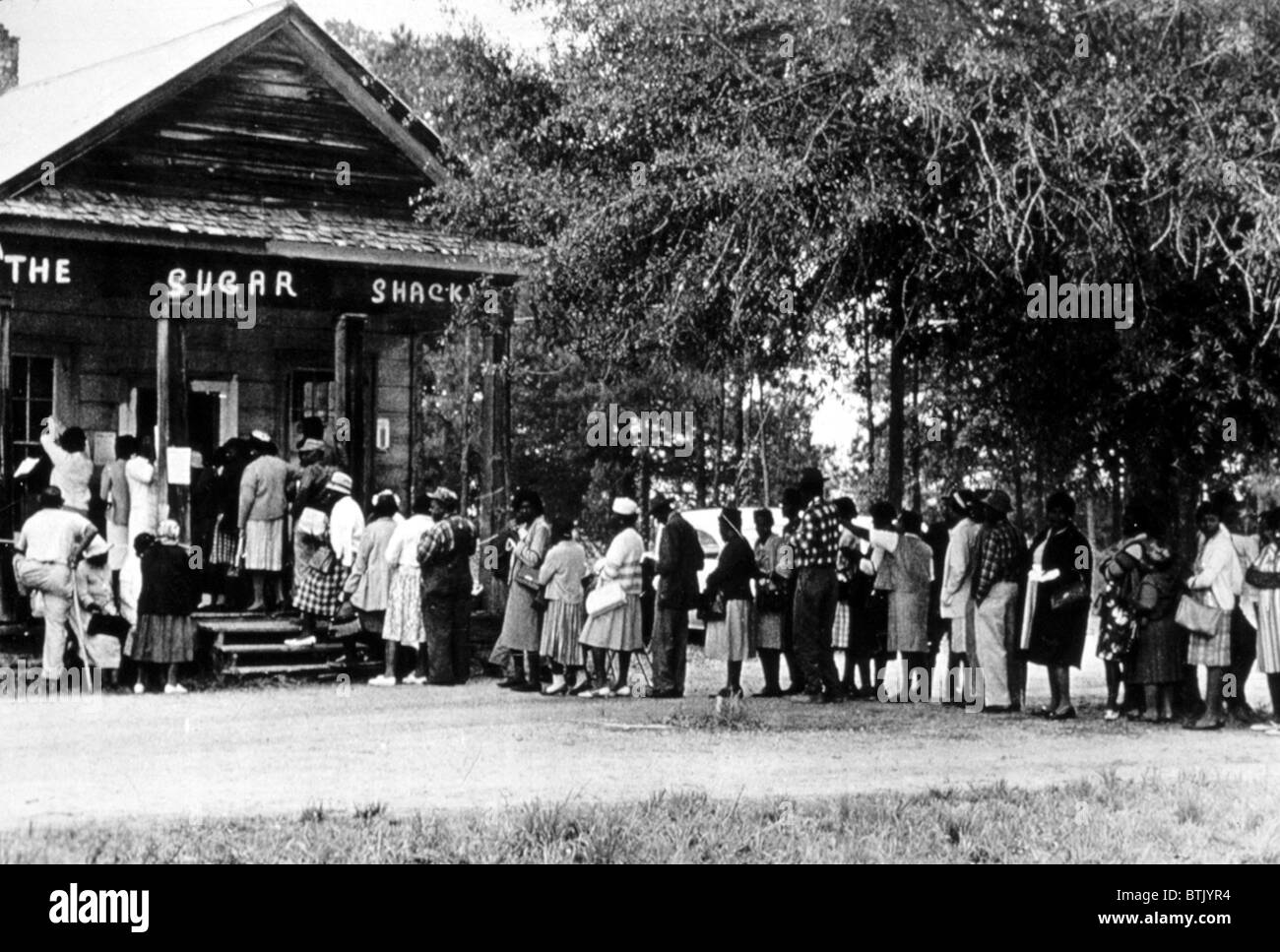 Gli afroamericani la linea fino a votare al negozio in Alabama elezione, 1966. Foto Stock