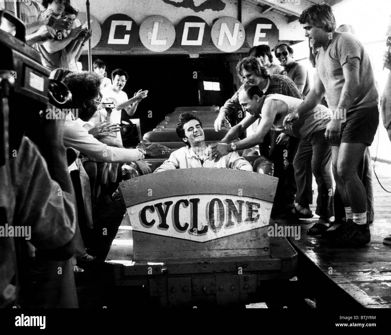 Michael Boodlay si congratula con gli amici e la pressa dopo aver terminato il suo record di 1.000a correre sul ciclone r Foto Stock