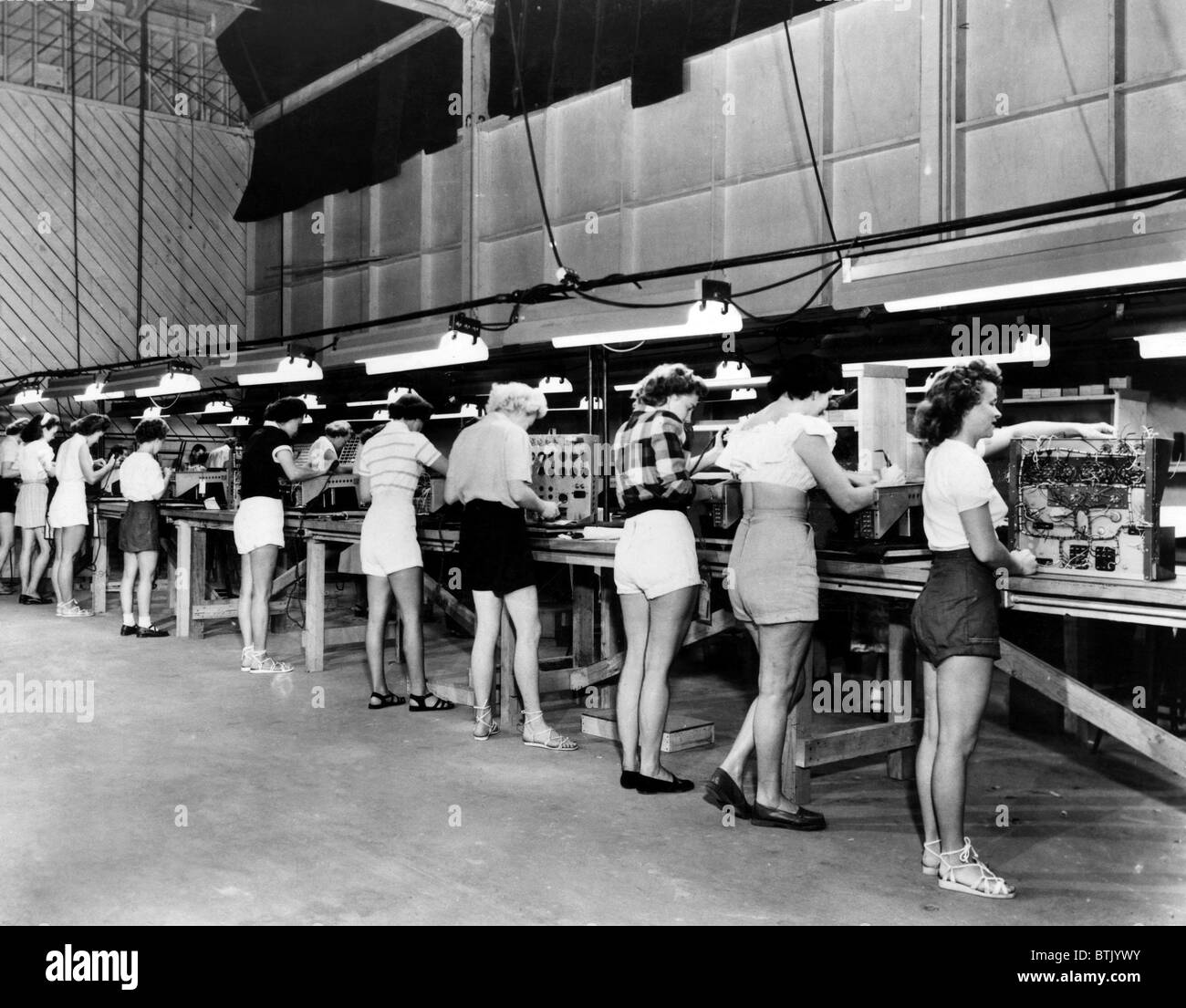 Le donne a Bardwell & McAlister Impianto elettronico di Burbank lavorare in pantaloncini corti durante una ondata di caldo, 1951. La cortesia: Archivi CSU/Everet Foto Stock