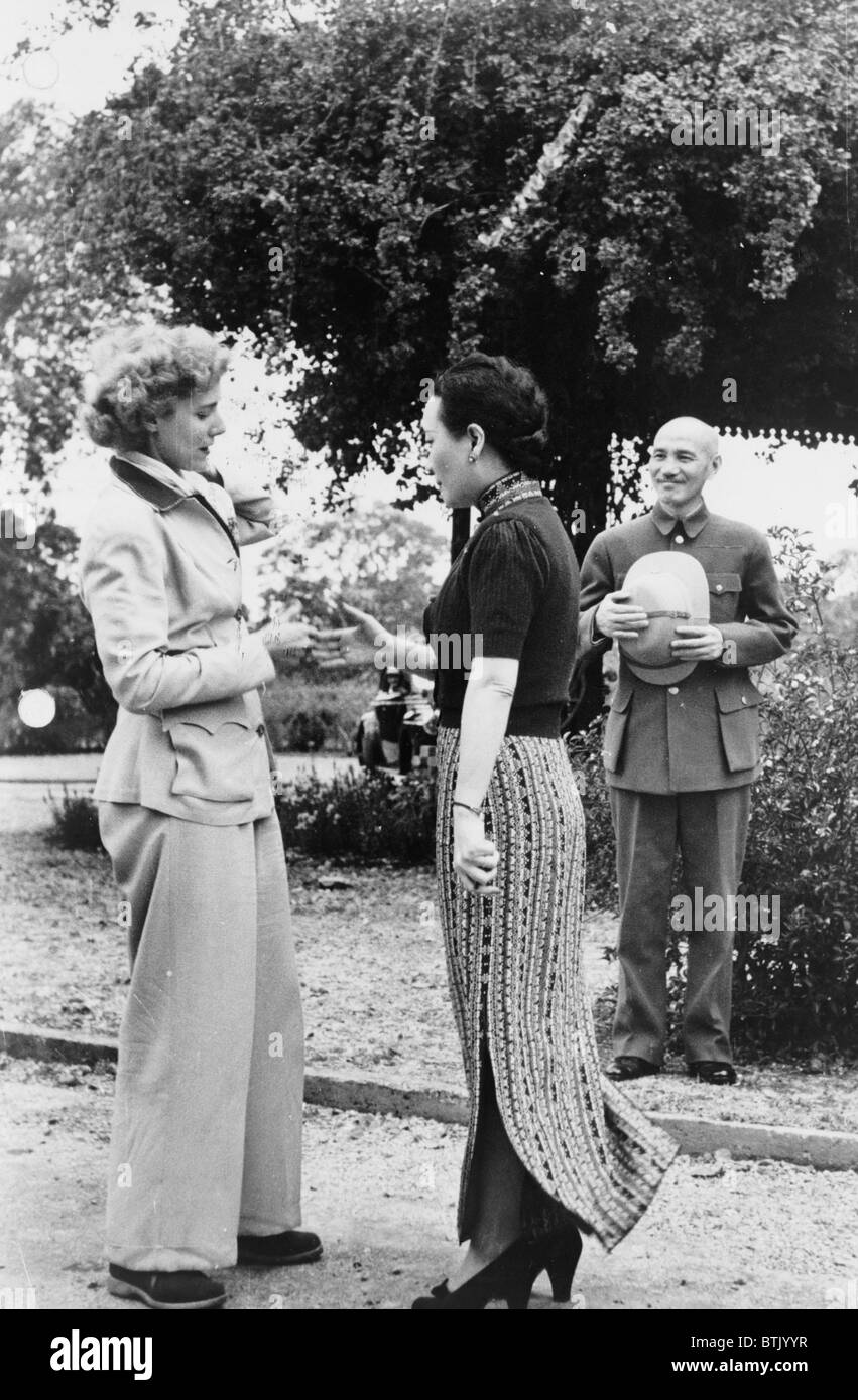 Clare Boothe Luce (1903-1987) circa di agitare le mani con Madame Chiang Kai-shek(1897-2003) come il Generale Chiang Kai-shek (1887-1975) guarda nel 1941. Foto Stock