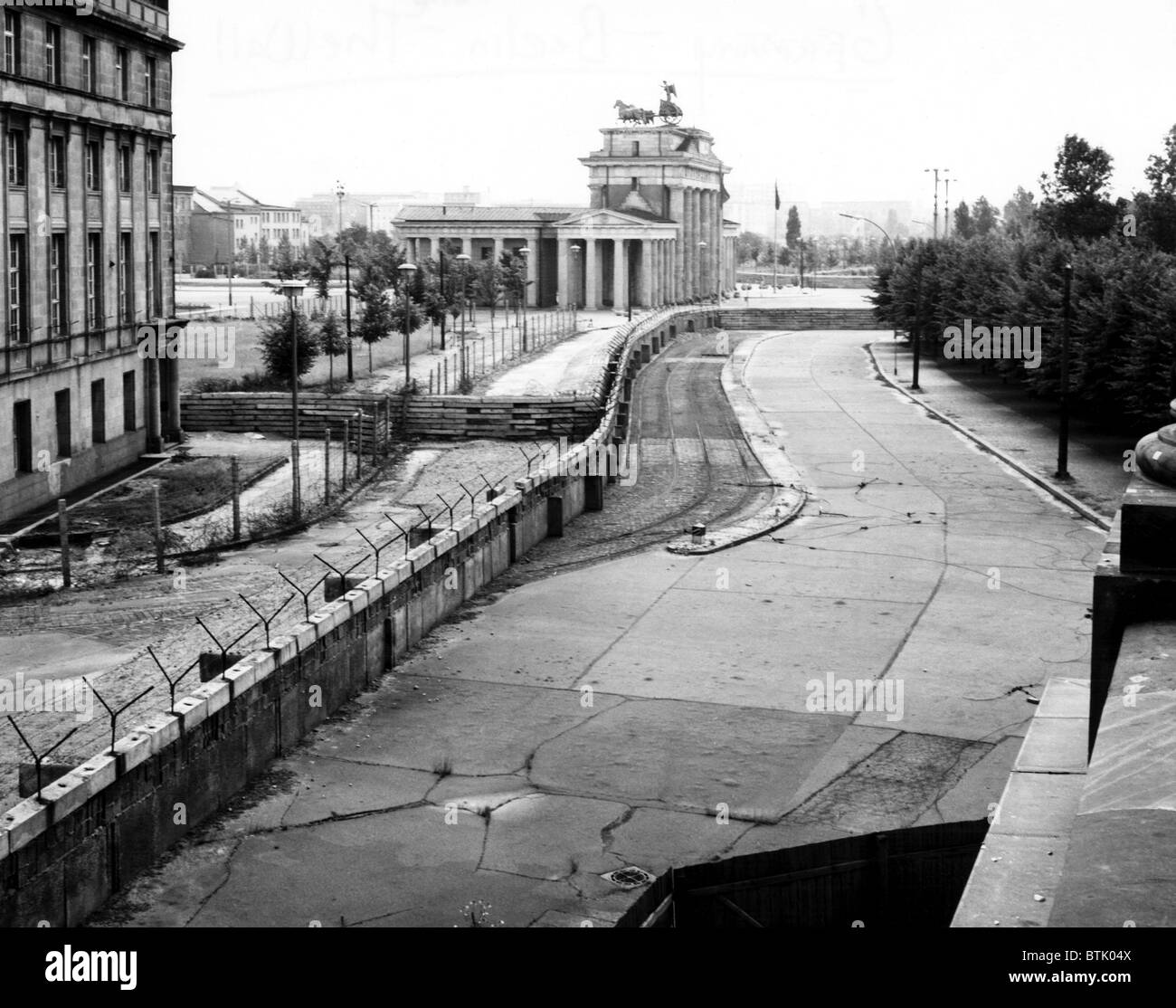 Il muro di Berlino contro lo sfondo della Porta di Brandeburgo nel cuore della citta'. Berlino, Germania. 1962. La cortesia: CSU Archiv Foto Stock