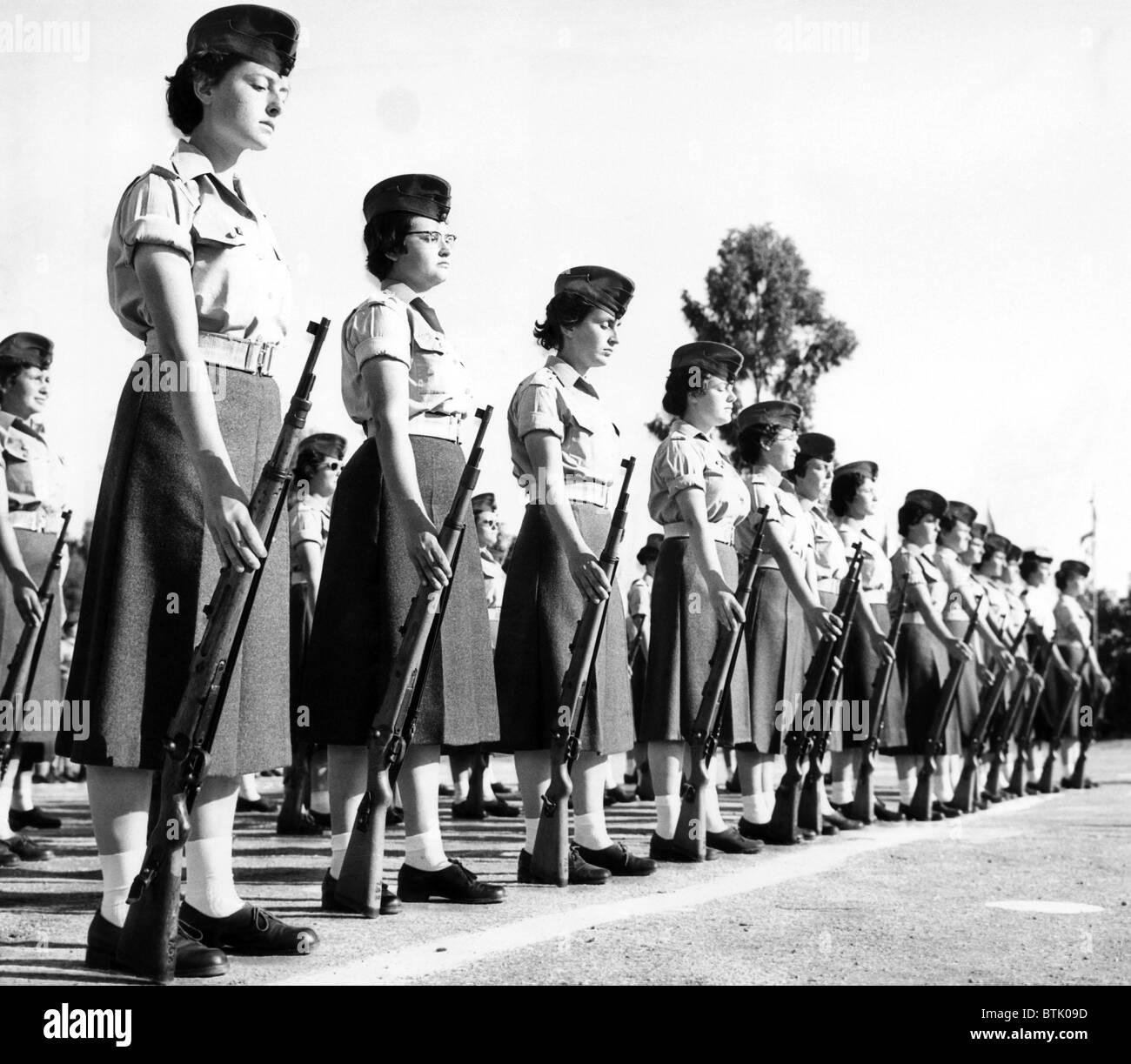 Le donne ufficiali militari schierate per una sfilata da qualche parte in Israele. Aprile 1958.La cortesia: Archivi CSU/Everett Collection Foto Stock