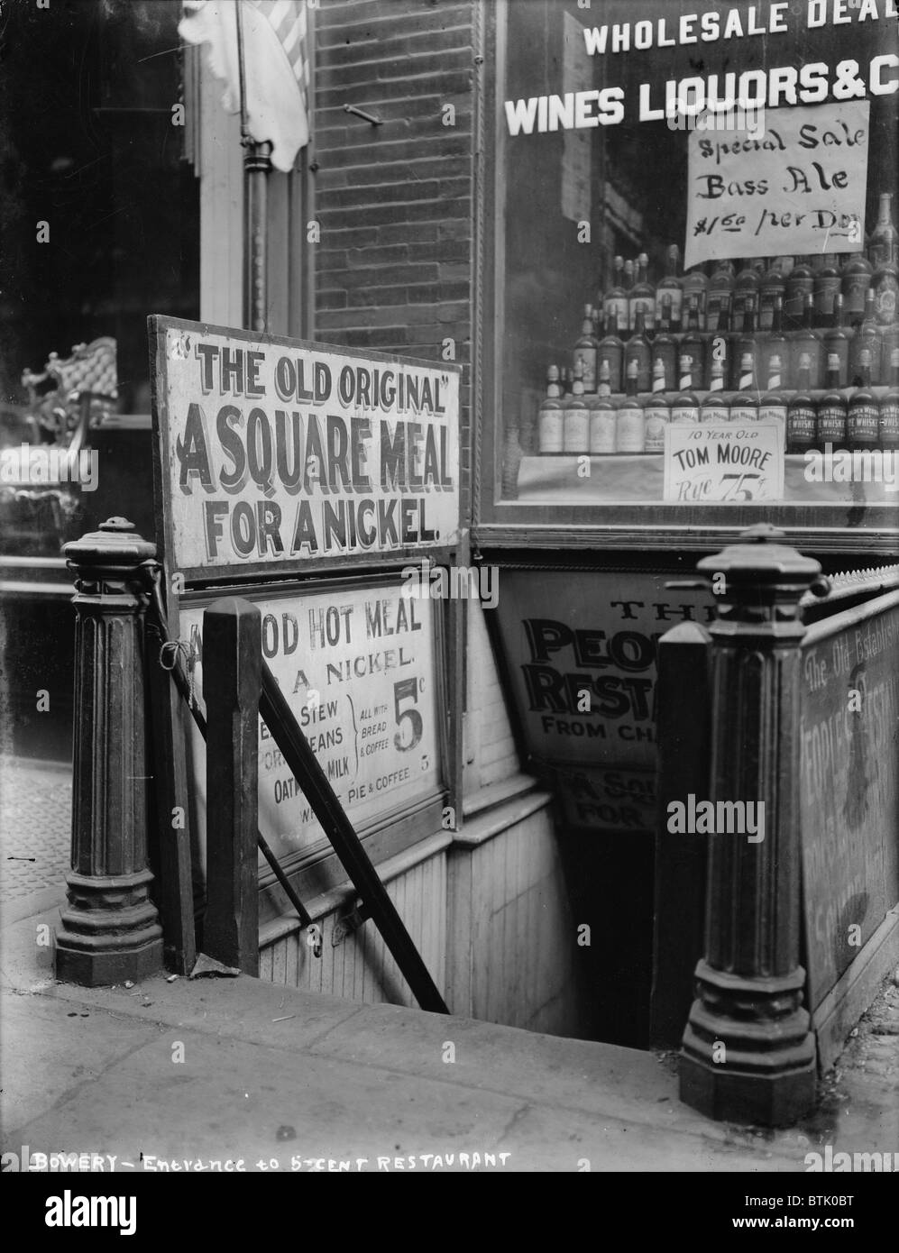 La città di New York, il Bowery, ingresso a cinque cento ristorante, fotografia, circa 1910s-1920s. Foto Stock